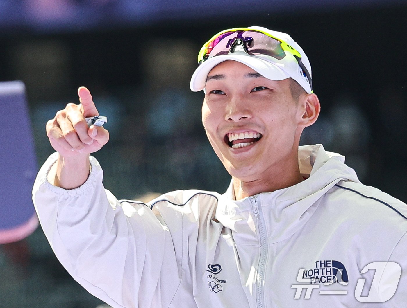 대한민국 대표팀 우상혁이 7일&#40;한국시간&#41; 프랑스 파리 스타드 드 프랑스에서 열린 2024 파리 올림픽 남자 육상 높이뛰기 예선에서 2.27m 2차 시기를 통과하며 결승 진출을 확정지은 후 경기장을 나서고 있다. 2024.8.7/뉴스1 ⓒ News1 이동해 기자