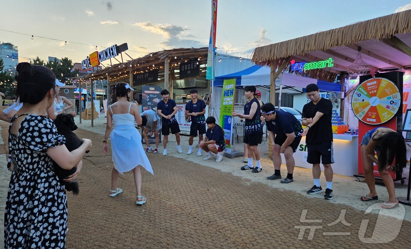 본문 이미지 - 7일 오후 강원 양양군 현남면 인구 해수욕장에서 열린 '2024 뉴스1 썸머 브랜드 페스타'에서 참가자들이 '얼음 녹이기' 게임을 하고 있다. 2024.8.7/뉴스1 ⓒ News1 최서윤 동물문화전문기자