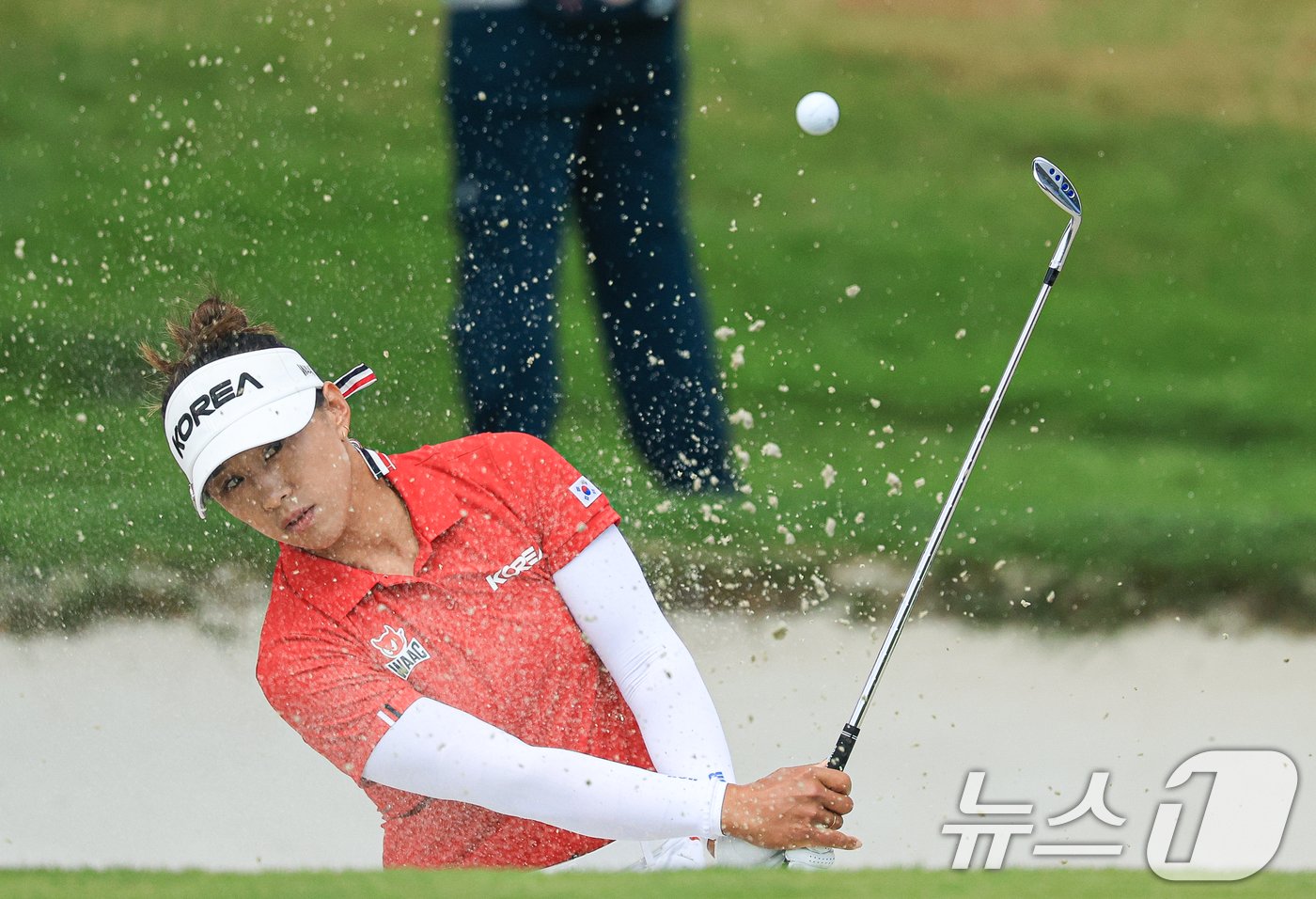 본문 이미지 - 대한민국 골프 대표팀 양희영이 7일 오후(한국시간) 프랑스 기앙쿠르에 위치한 르 골프 내셔널에서 열린 2024 파리올림픽 여자 골프 1라운드 3번홀에서 벙커샷을 시도하고 있다. 2024.8.7/뉴스1 ⓒ News1 박정호 기자