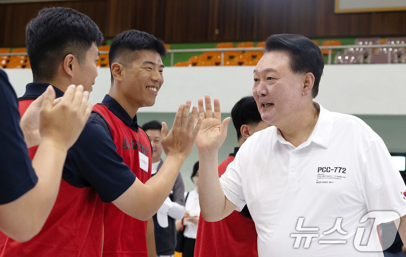 본문 이미지 - 여름휴가 중인 윤석열 대통령이 7일 오후 경남 진해기지사령부 체육관을 찾아 장병들과 하이파이브를 하고 있다. 이날 윤 대통령은 해군 및 해병대 장병들과 농구, 족구 등 다양한 체육 활동을 하며 단합을 다졌다. (대통령실 제공) 2024.8.7/뉴스1 ⓒ News1 박지혜 기자