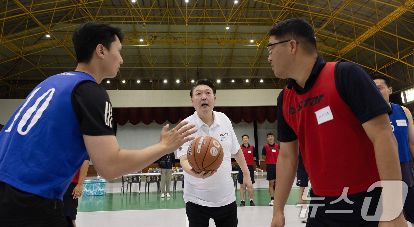본문 이미지 - 여름휴가 중인 윤석열 대통령이 7일 오후 경남 진해기지사령부 체육관에서 열린 장병들의 농구경기에서 점프볼을 던져주고 있다. 이날 윤 대통령은 해군 및 해병대 장병들과 농구, 족구 등 다양한 체육 활동을 하며 단합을 다졌다. (대통령실 제공) 2024.8.7/뉴스1 ⓒ News1 박지혜 기자