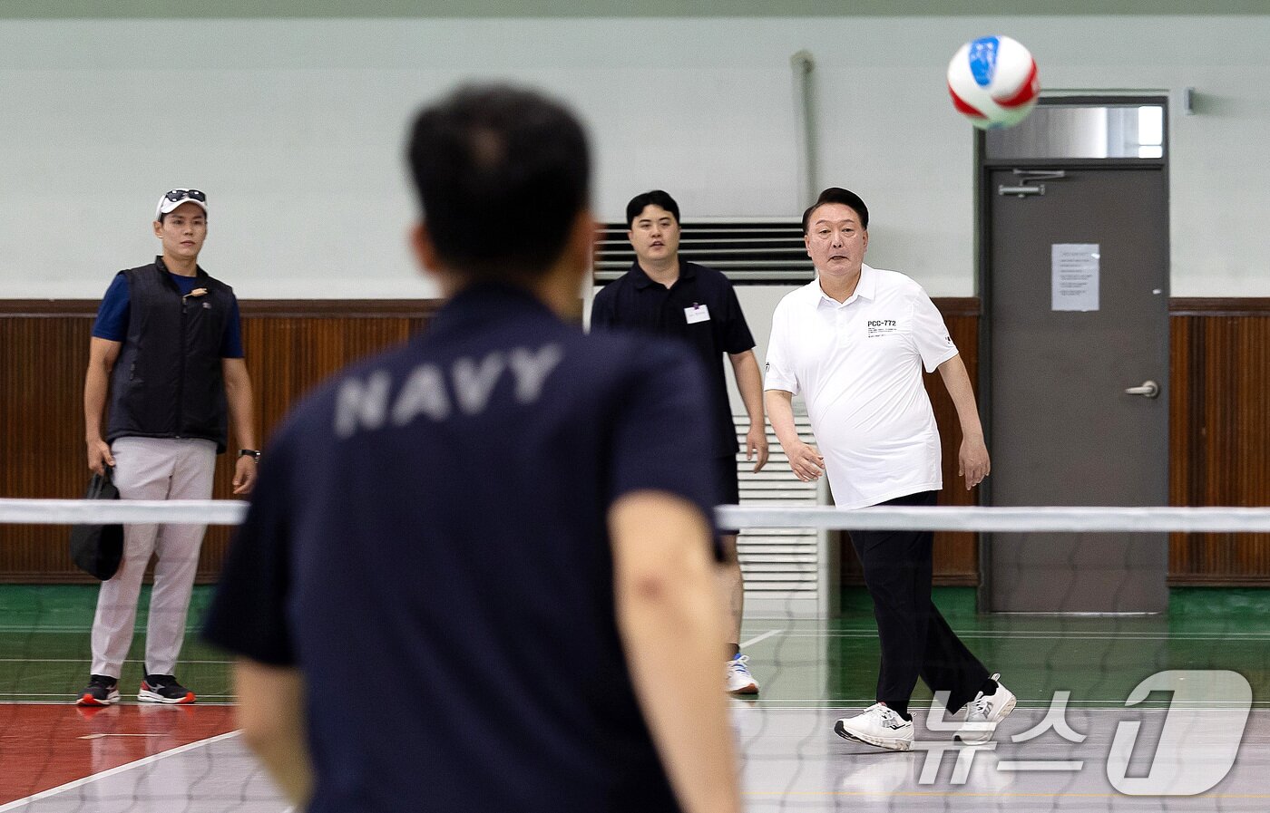 여름휴가 중인 윤석열 대통령이 7일 오후 경남 진해기지사령부 체육관에서 해군 및 해병대 장병들과 함께 족구를 하며 단합을 다지고 있다. &#40;대통령실 제공&#41; 2024.8.7/뉴스1 ⓒ News1 박지혜 기자