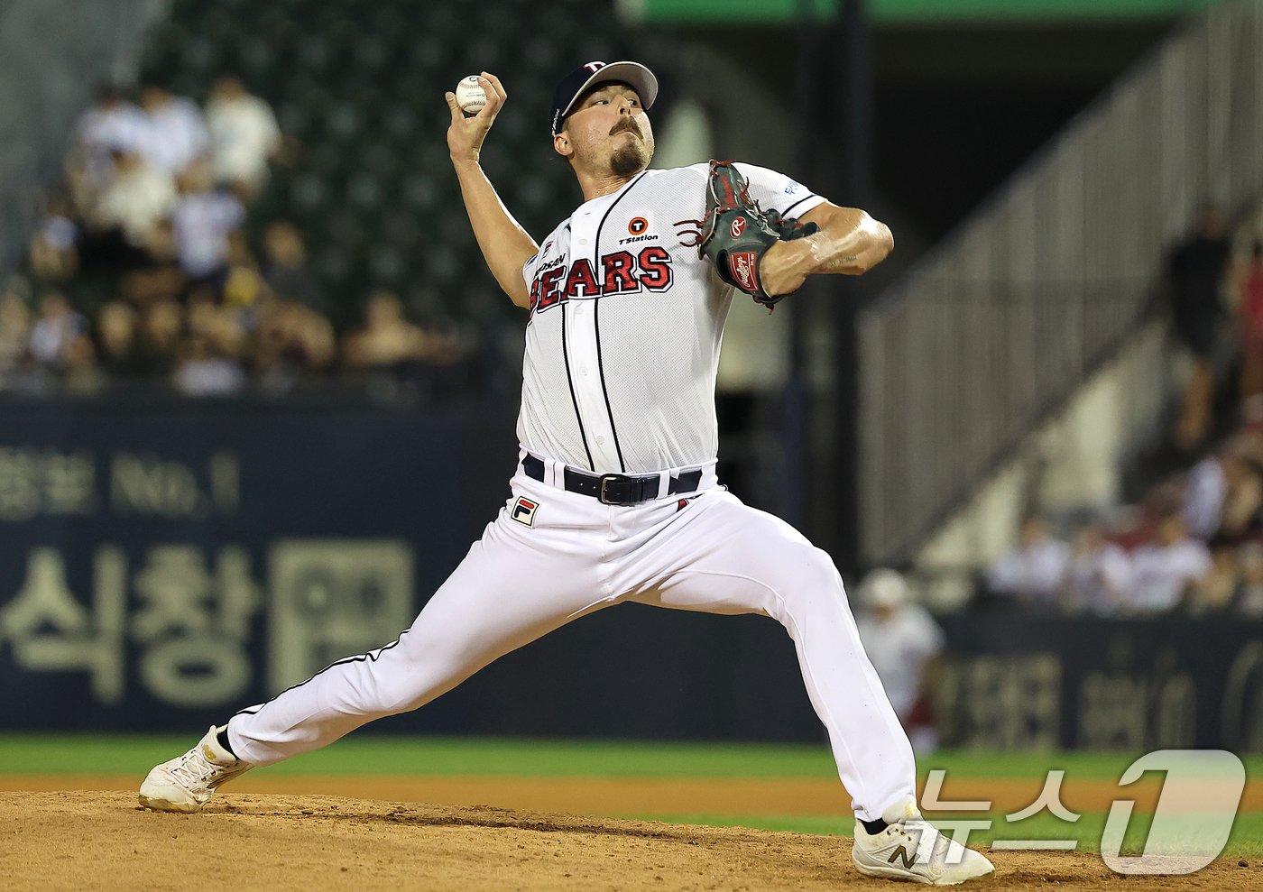 본문 이미지 - 7일 오후 서울 송파구 잠실야구장에서 열린 ‘2024 신한 SOL 뱅크 KBO리그’ LG 트윈스와 두산 베어스의 경기, 두산 선발 발라조빅이 5회초 등판해 힘차게 공을 던지고 있다. 2024.8.7/뉴스1 ⓒ News1 김진환 기자