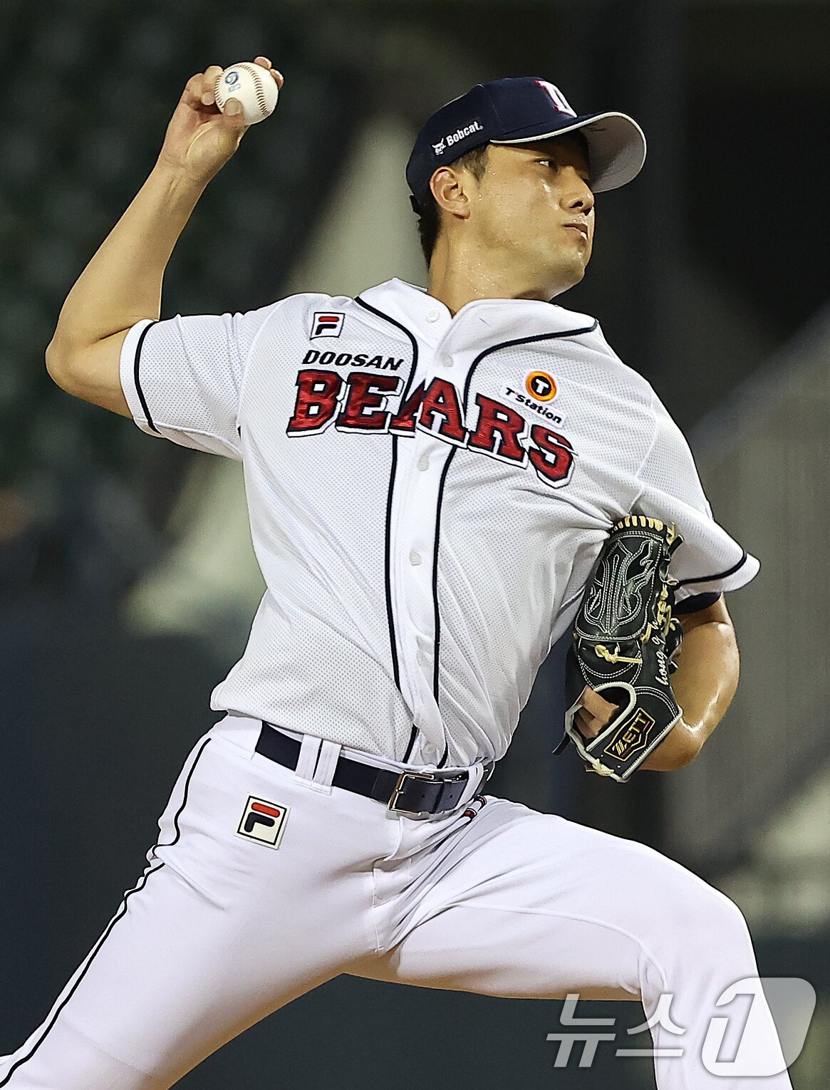 본문 이미지 - 7일 오후 서울 송파구 잠실야구장에서 열린 ‘2024 신한 SOL 뱅크 KBO리그’ LG 트윈스와 두산 베어스의 경기, 두산 홍건희가 8회초 무사 2,3루 상황에 등판해 힘차게 공을 던지고 있다. 2024.8.7/뉴스1 ⓒ News1 김진환 기자
