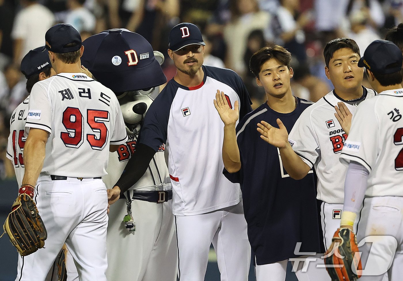 본문 이미지 - 7일 오후 서울 송파구 잠실야구장에서 열린 ‘2024 신한 SOL 뱅크 KBO리그’ LG 트윈스와 두산 베어스의 경기에서 8대4 승리를 거둔 두산 발라조빅을 비롯한 선수들이 기쁨을 나누고 있다. 2024.8.7/뉴스1 ⓒ News1 김진환 기자