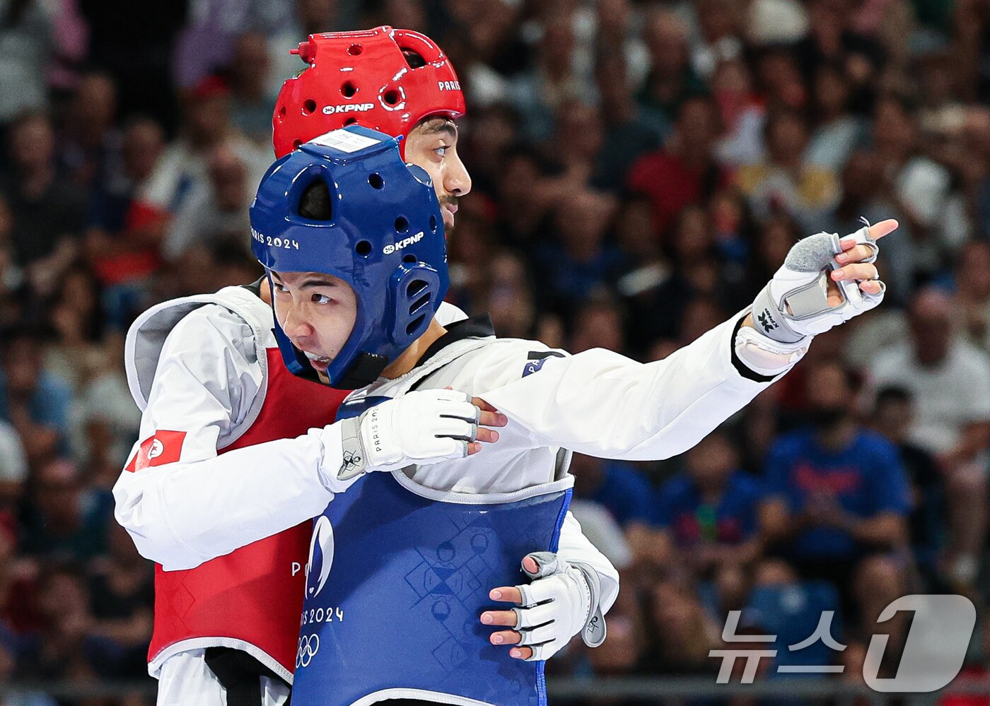 본문 이미지 - 대한민국 태권도 대표팀 박태준이 7일(한국시간) 프랑스 파리 그랑 팔레에서 열린 2024 파리올림픽 남자 58kg급 준결승에서 튀니지 모하메드 칼릴 젠두비와 맞대결을 펼치고 있다. 2024.8.7/뉴스1 ⓒ News1 이동해 기자