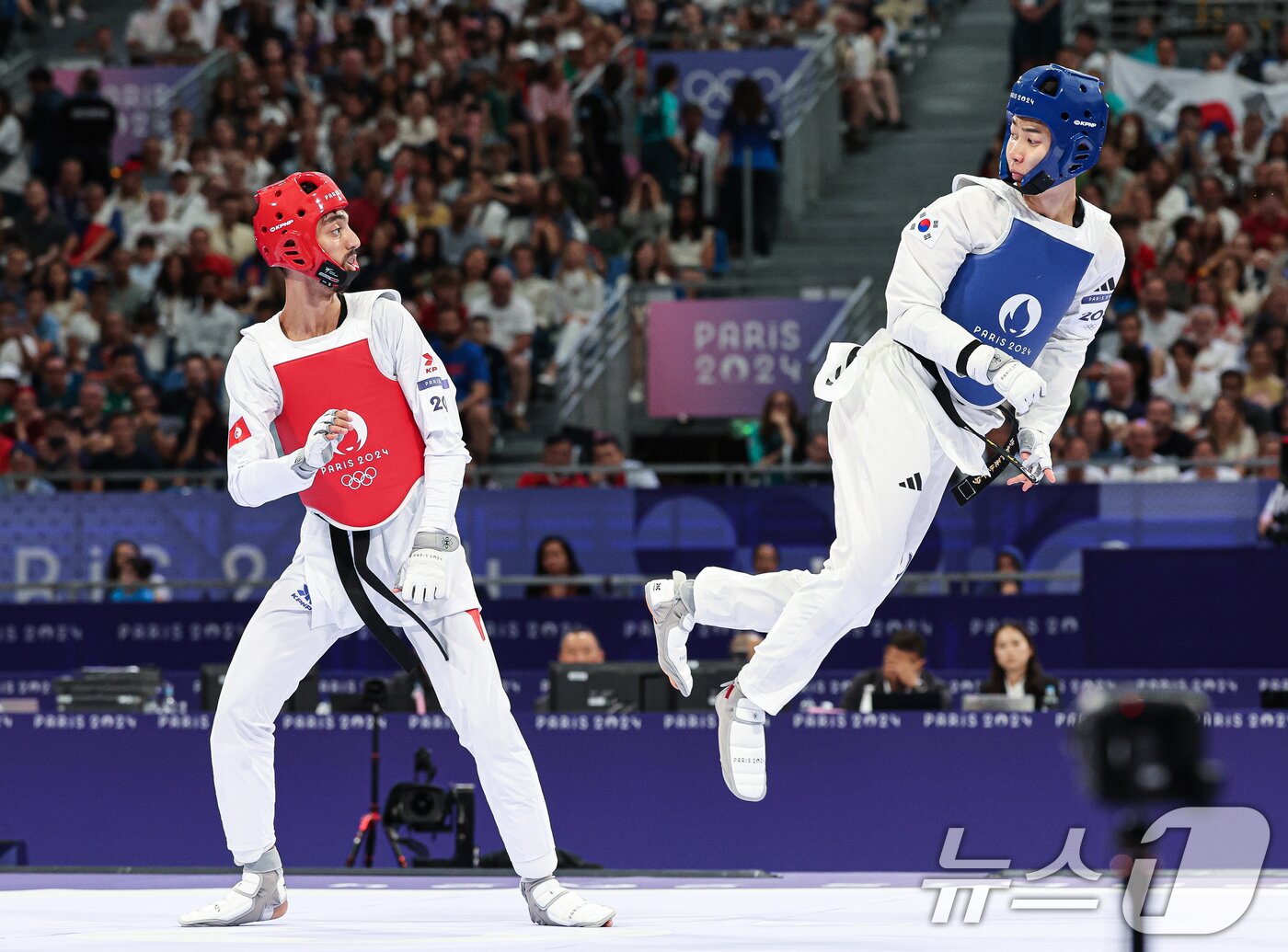 본문 이미지 - 대한민국 태권도 대표팀 박태준이 7일(한국시간) 프랑스 파리 그랑 팔레에서 열린 2024 파리올림픽 남자 58kg급 준결승에서 튀니지 모하메드 칼릴 젠두비와 맞대결을 펼치고 있다. 2024.8.7/뉴스1 ⓒ News1 이동해 기자