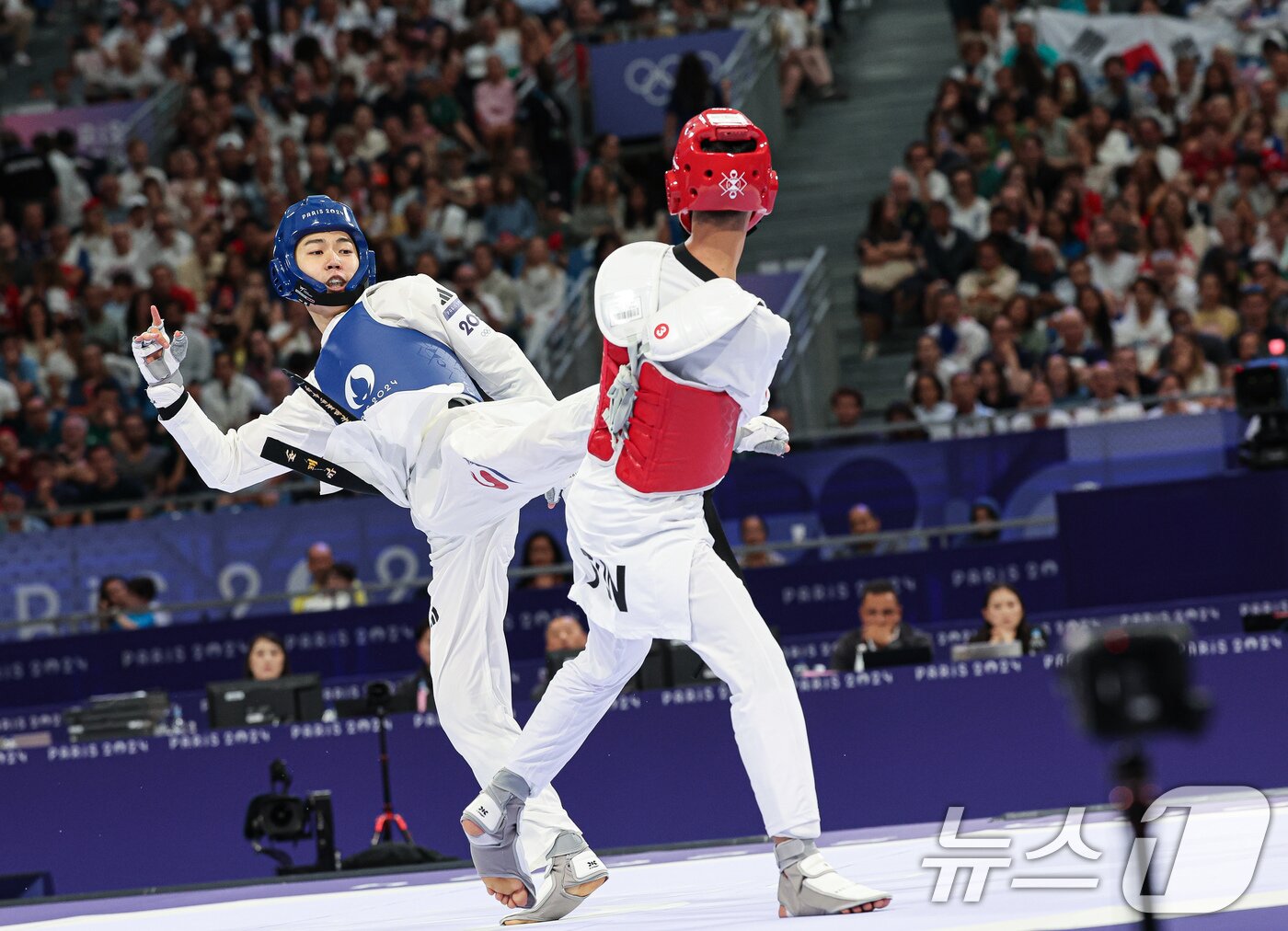 본문 이미지 - 대한민국 태권도 대표팀 박태준이 7일(한국시간) 프랑스 파리 그랑 팔레에서 열린 2024 파리올림픽 남자 58kg급 준결승에서 튀니지 모하메드 칼릴 젠두비와 맞대결을 펼치고 있다. 2024.8.7/뉴스1 ⓒ News1 이동해 기자