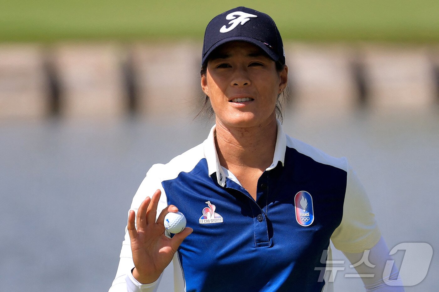 본문 이미지 - 파리 올림픽 여자 골프 첫날 단독선두에 나선 셀린 부티에(프랑스). ⓒ AFP=뉴스1