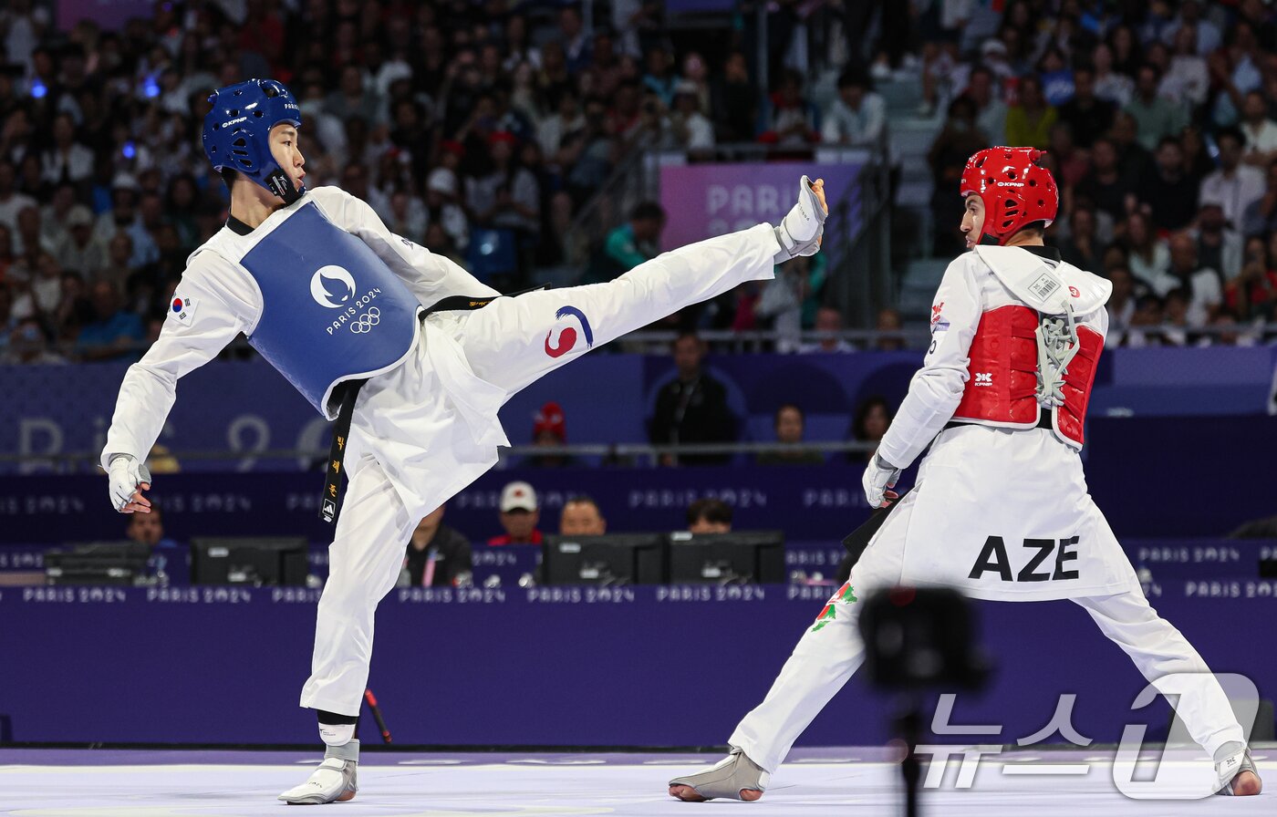 본문 이미지 - 대한민국 태권도 대표팀 박태준이 8일(한국시간) 프랑스 파리 그랑 팔레에서 열린 2024 파리올림픽 남자 58kg급 결승에서 아제르바이잔의 가심 마고메도프와 맞대결을 펼치고 있다. 2024.8.8/뉴스1 ⓒ News1 이동해 기자