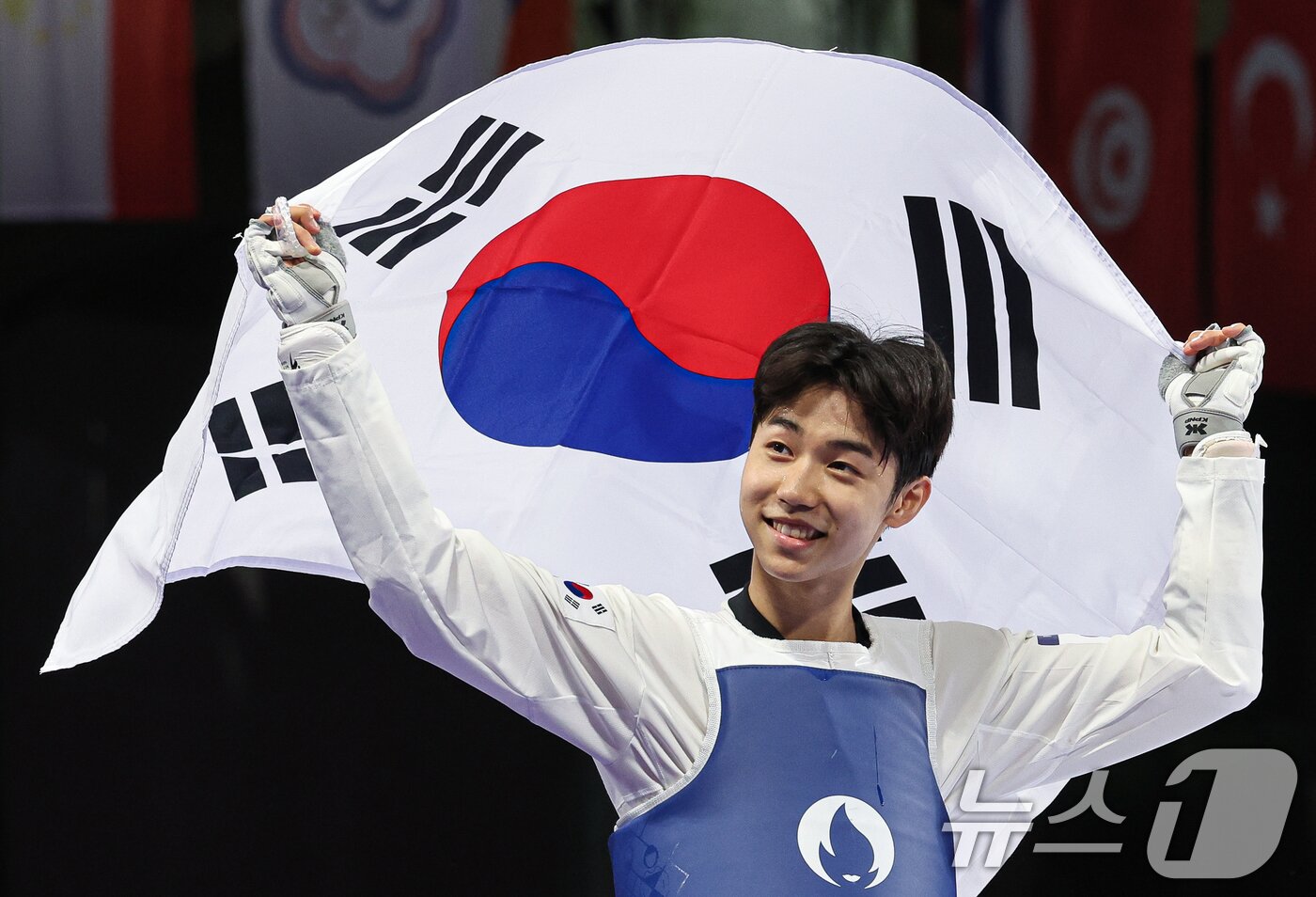 본문 이미지 - 대한민국 태권도 대표팀 박태준이 8일(한국시간) 프랑스 파리 그랑 팔레에서 열린 2024 파리올림픽 남자 58kg급 결승 아제르바이잔의 가심 마고메도프와의 경기에서 승리한 후 기뻐하고 있다. 2024.8.8/뉴스1 ⓒ News1 이동해 기자