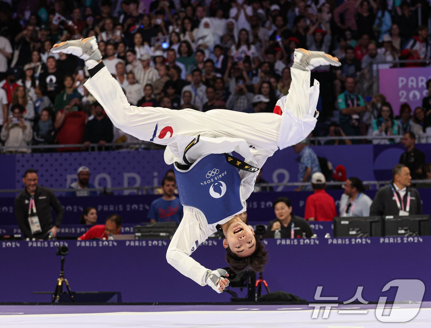 본문 이미지 - 대한민국 태권도 대표팀 박태준이 8일(한국시간) 프랑스 파리 그랑 팔레에서 열린 2024 파리올림픽 남자 58kg급 결승 아제르바이잔의 가심 마고메도프와의 경기에서 승리한 후 세리머니를 하고 있다. 2024.8.8/뉴스1 ⓒ News1 이동해 기자