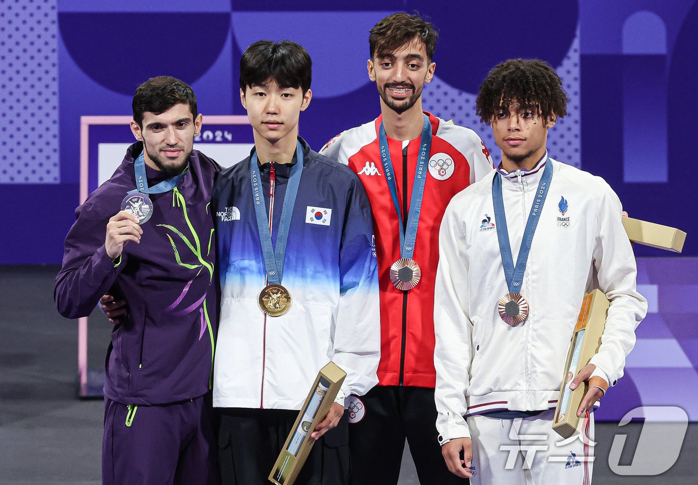 본문 이미지 - 대한민국 태권도 대표팀 박태준이 8일&#40;한국시간&#41; 프랑스 파리 그랑 팔레에서 열린 2024 파리올림픽 남자 58kg급 시상식에서 부상을 입은 아제르바이잔의 가심 마고메도프를 부축한 채 념촬영을 하고 있다. 2024.8.8/뉴스1 ⓒ News1 이동해 기자