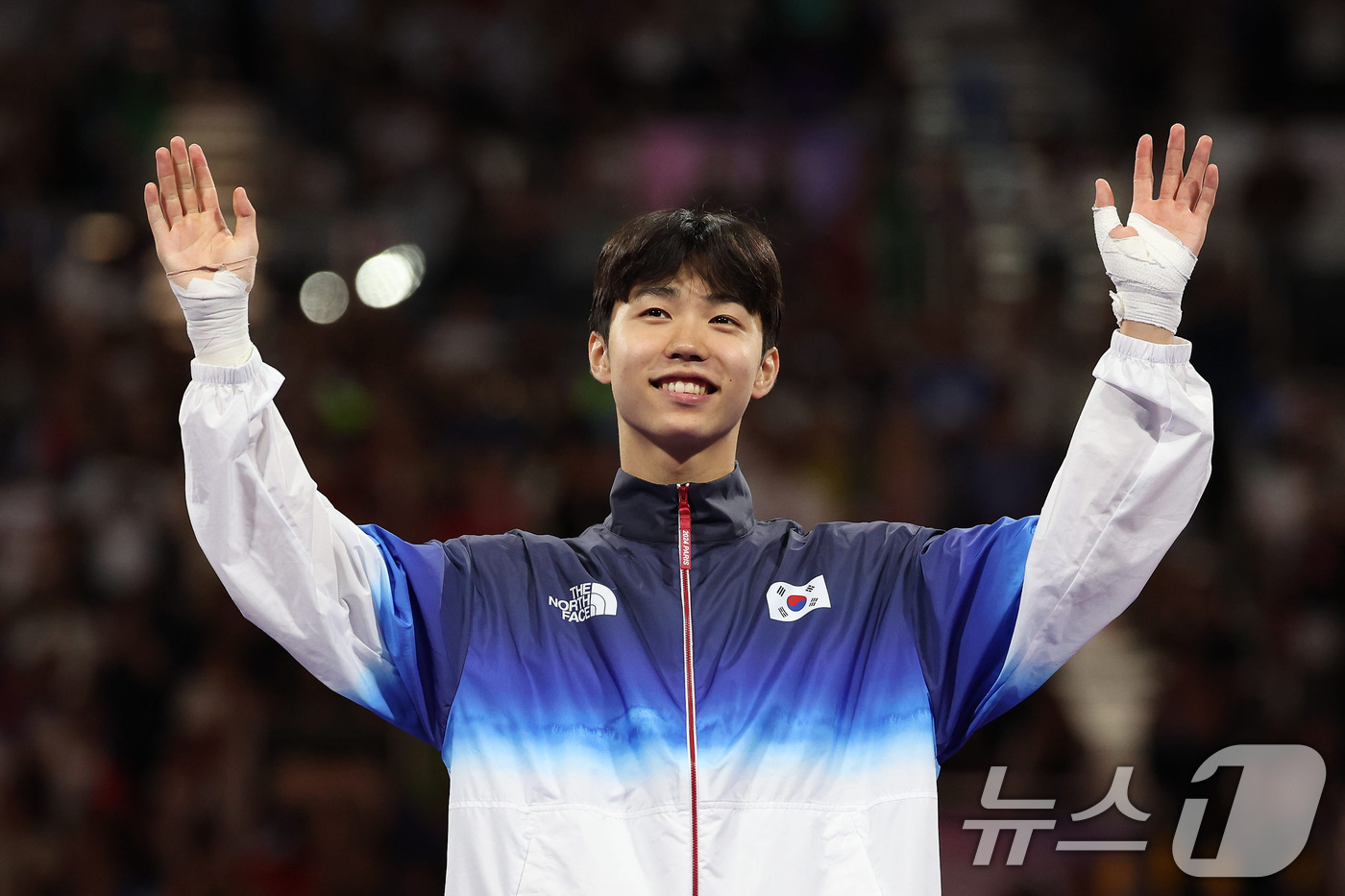 (파리(프랑스)=뉴스1) 이동해 기자 = 대한민국 태권도 대표팀 박태준이 8일(한국시간) 프랑스 파리 그랑 팔레에서 열린 2024 파리올림픽 남자 58kg급 시상식에서 손인사를 하 …