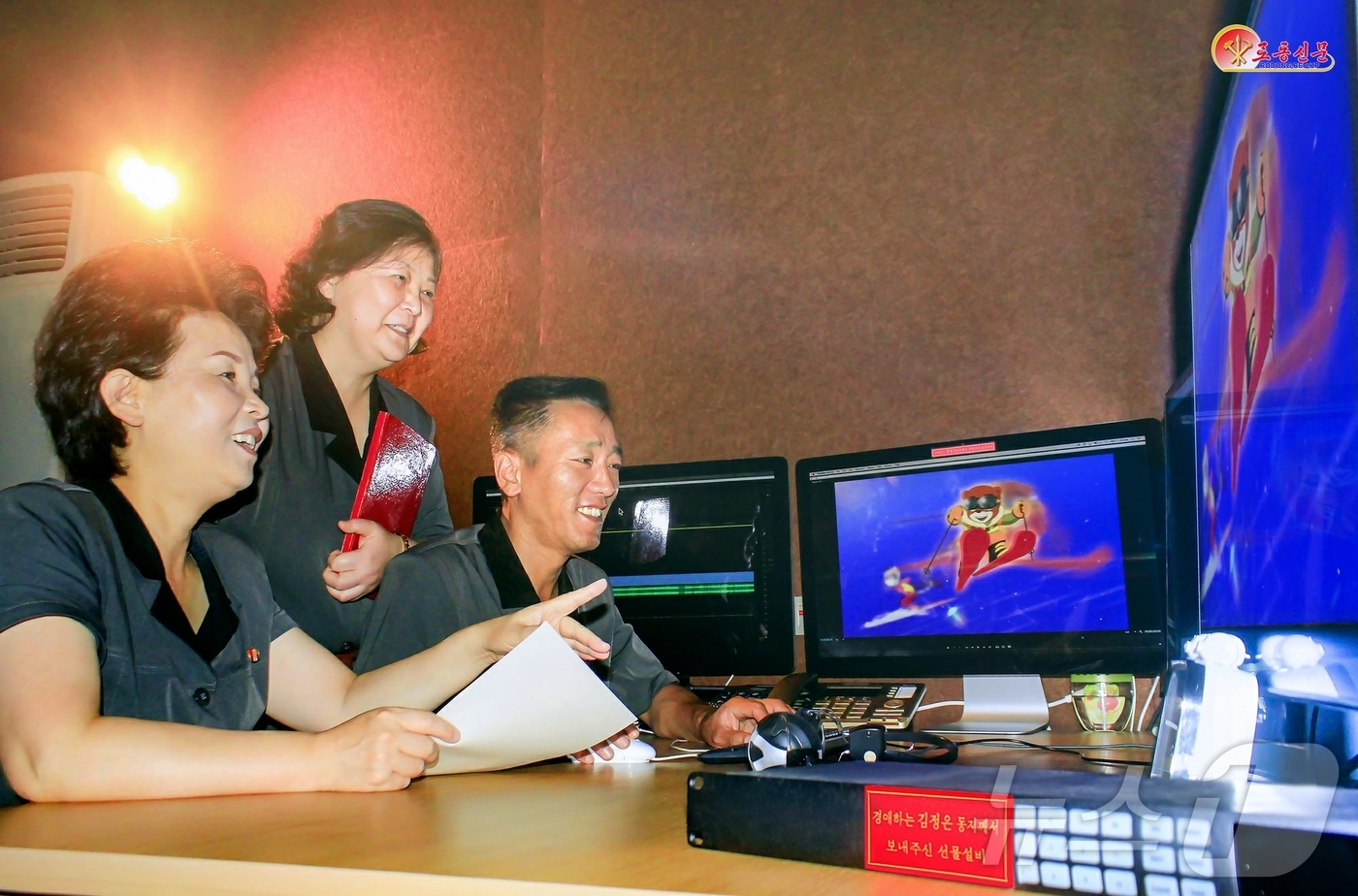 (평양 노동신문=뉴스1) = 북한 노동당 기관지 노동신문은 8일 조선4·26만화영화촬영소를 조명하면서 "이들은 만화영화 '영리한 너구리'의 연속편들을 훌륭하게 편집완성하기 위해 창 …