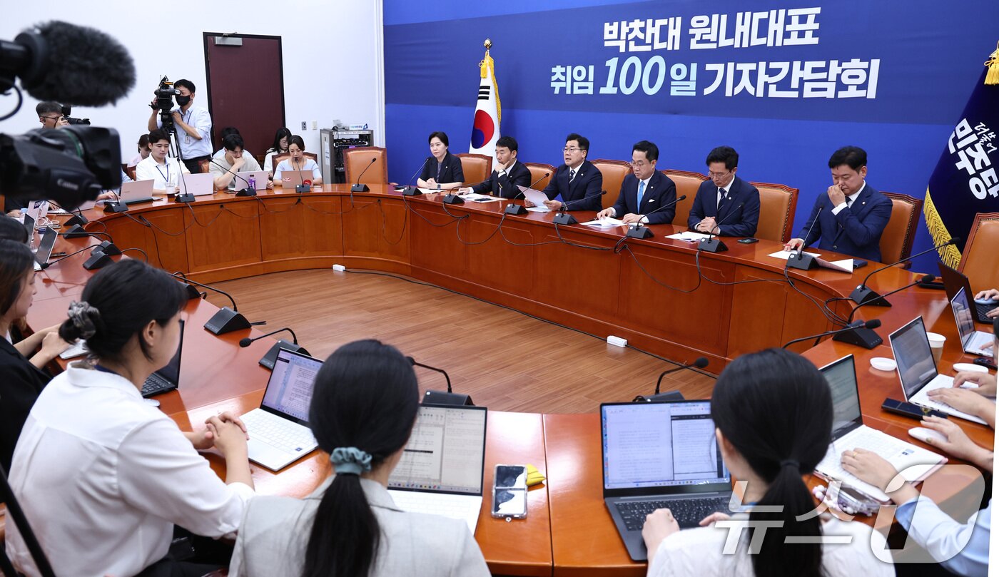 본문 이미지 - 박찬대 더불어민주당 대표 직무대행 겸 원내대표가 8일 오전 서울 여의도 국회에서 열린 원내대표 취임 100일 기자간담회에서 모두발언을 하고 있다. 2024.8.8/뉴스1 ⓒ News1 구윤성 기자