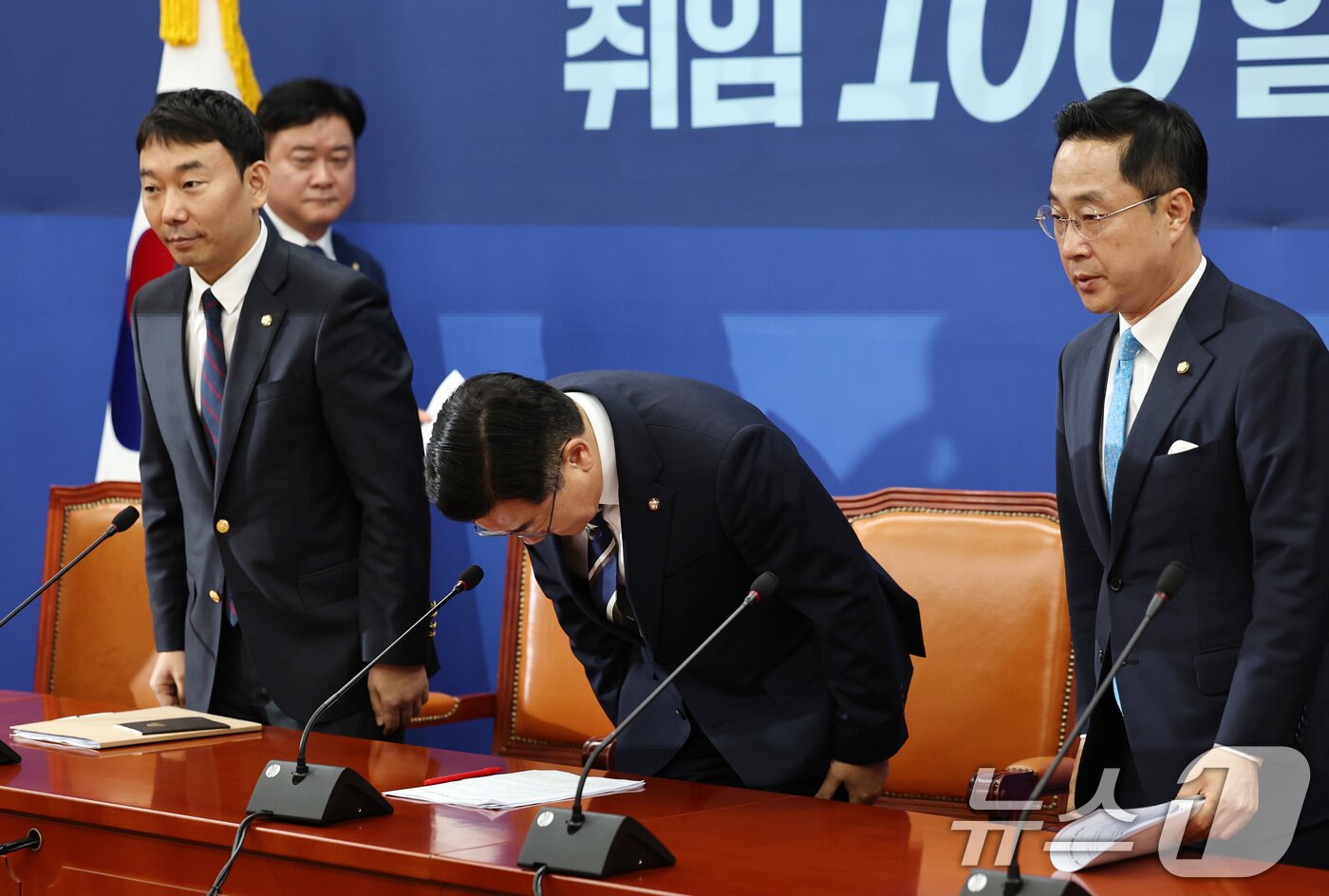 본문 이미지 - 박찬대 더불어민주당 대표 직무대행 겸 원내대표가 8일 오전 서울 여의도 국회에서 열린 원내대표 취임 100일 기자간담회에서 인사하고 있다. 2024.8.8/뉴스1 ⓒ News1 구윤성 기자