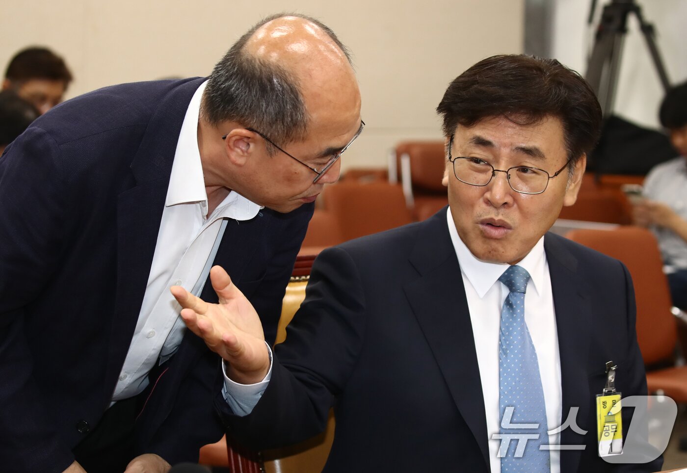 본문 이미지 - 유상임 과학기술정보통신부장관 후보자가 8일 오전 서울 여의도 국회 과학기술정보방송통신위원회 전체회의장에서 열린 인사청문회에 출석해 관계자와 대화하고 있다. 2024.8.8/뉴스1 ⓒ News1 이광호 기자