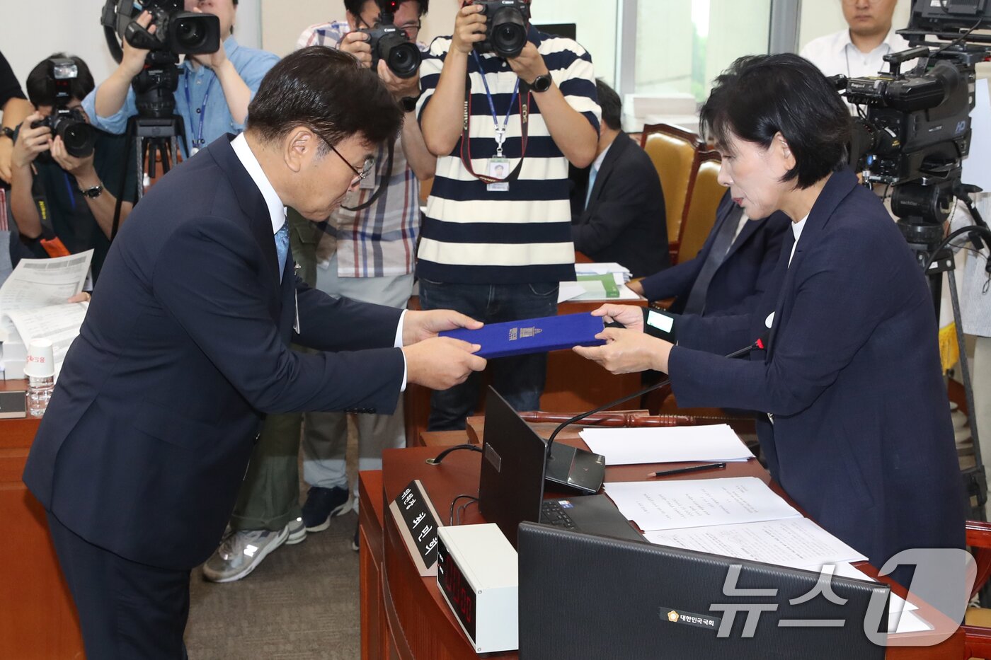 본문 이미지 - 유상임 과학기술정보통신부장관 후보자가 8일 오전 서울 여의도 국회 과학기술정보방송통신위원회 전체회의장에서 열린 인사청문회에서 최민희 위원장에게 선서문을 전달하고 있다. 2024.8.8/뉴스1 ⓒ News1 이광호 기자
