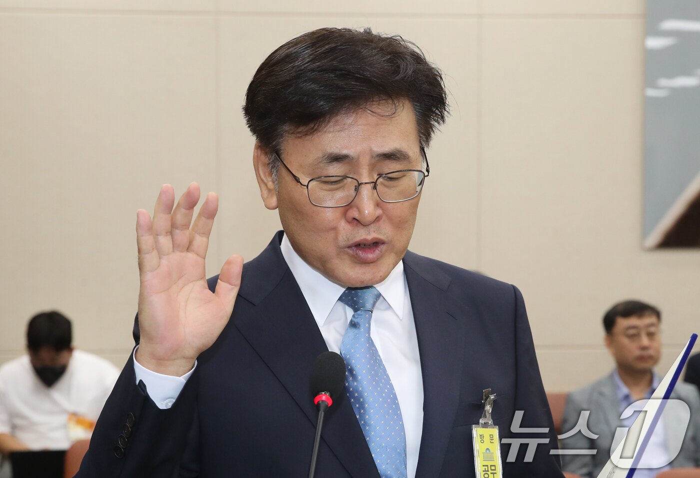본문 이미지 - 유상임 과학기술정보통신부장관 후보자가 8일 오전 서울 여의도 국회 과학기술정보방송통신위원회 전체회의장에서 열린 인사청문회에서 선서를 하고 있다. 2024.8.8/뉴스1 ⓒ News1 이광호 기자