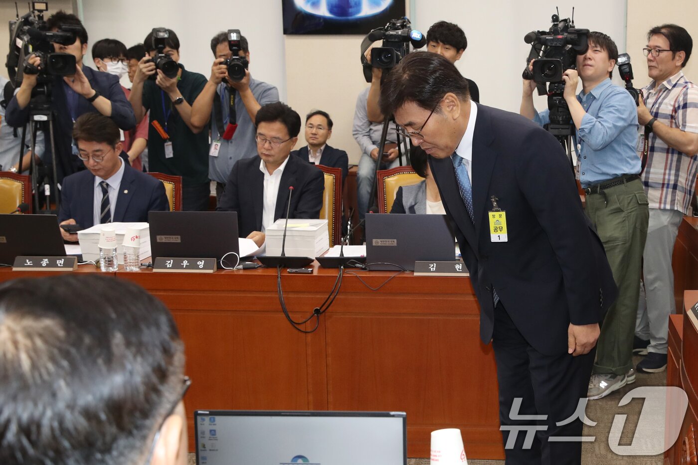 본문 이미지 - 유상임 과학기술정보통신부장관 후보자가 8일 오전 서울 여의도 국회 과학기술정보방송통신위원회 전체회의장에서 열린 인사청문회에서 최민희 위원장에게 선서문을 전달한뒤 의원들을 향해 인사하고 있다. 2024.8.8/뉴스1 ⓒ News1 이광호 기자