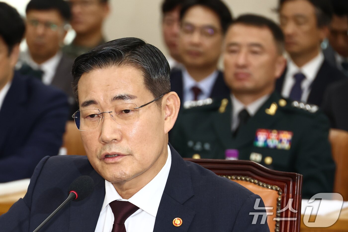 본문 이미지 - 신원식 국방부 장관이 8일 오전 서울 여의도 국회에서 열린 국방위원회 전체회의에서 국군정보사령부 소속 군무원의 기밀유출 사건과 관련한 김병주 의원 질의에 답변하고 있다. 오른쪽은 원천희 국방정보본부장. 2024.8.8/뉴스1 ⓒ News1 김민지 기자