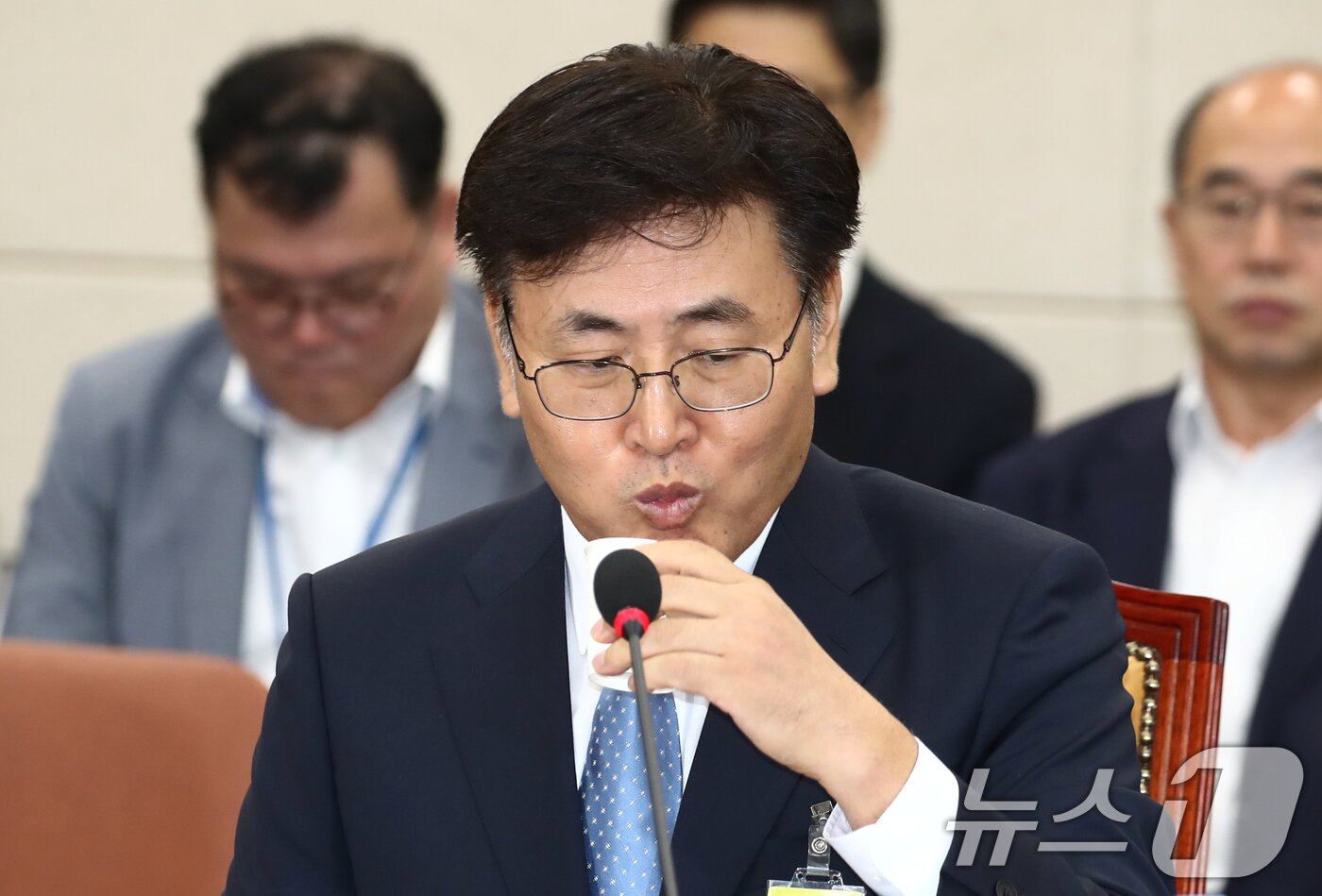 본문 이미지 - 유상임 과학기술정보통신부 장관 후보자가 8일 오전 서울 여의도 국회 과학기술정보방송통신위원회 전체회의장에서 열린 인사청문회에 출석해 물을 마시고 있다. 2024.8.8/뉴스1 ⓒ News1 이광호 기자