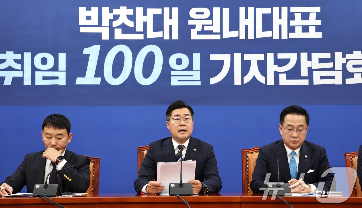 본문 이미지 - 박찬대 더불어민주당 대표 직무대행 겸 원내대표가 8일 오전 서울 여의도 국회에서열린 원내대표 취임 100일 기자간담회에서 모두발언을 하고 있다. 2024.8.8/뉴스1 ⓒ News1 구윤성 기자