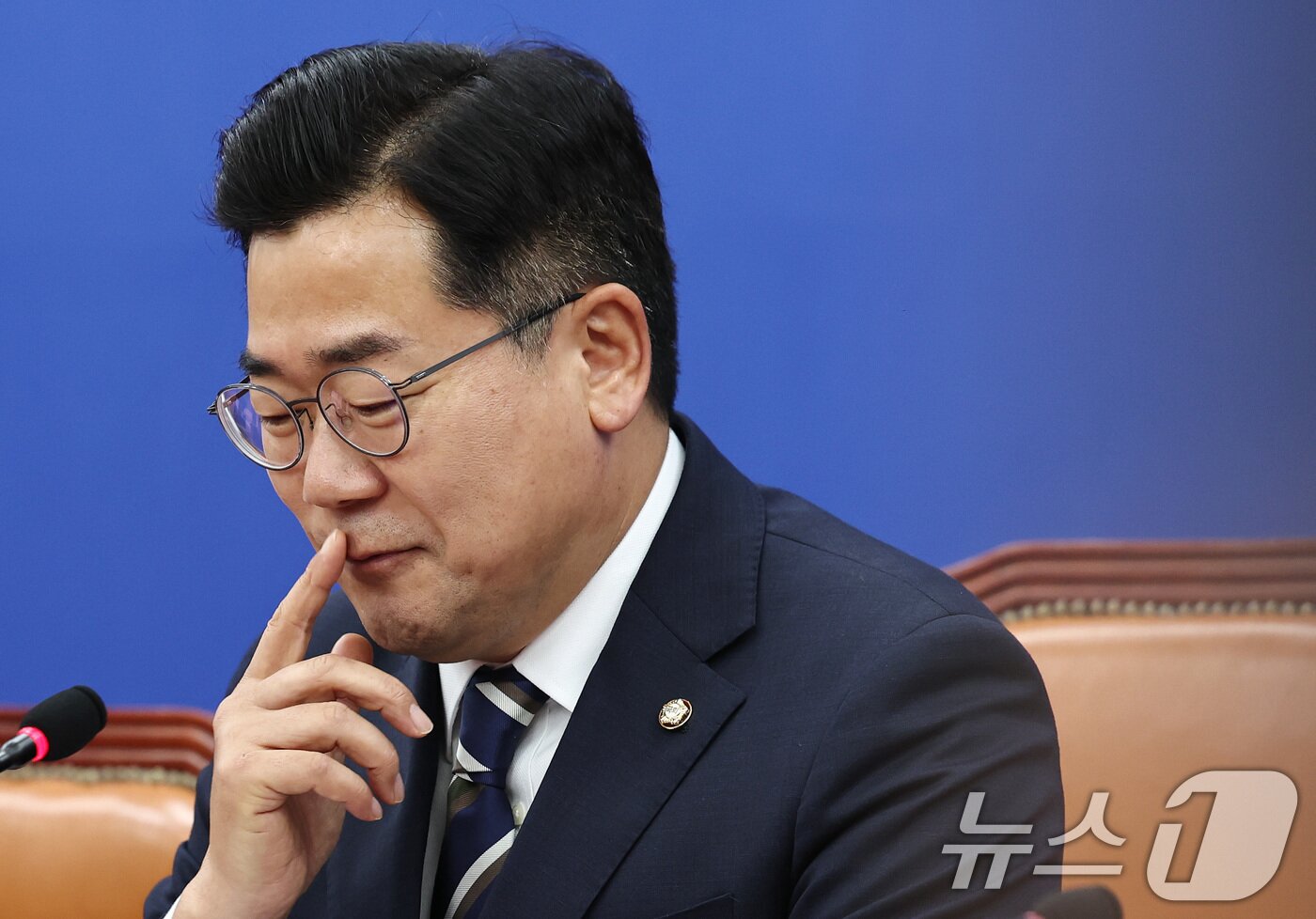 본문 이미지 - 박찬대 더불어민주당 대표 직무대행 겸 원내대표가 8일 오전 서울 여의도 국회에서열린 원내대표 취임 100일 기자간담회에서 발언 준비를 하고 있다. 2024.8.8/뉴스1 ⓒ News1 구윤성 기자