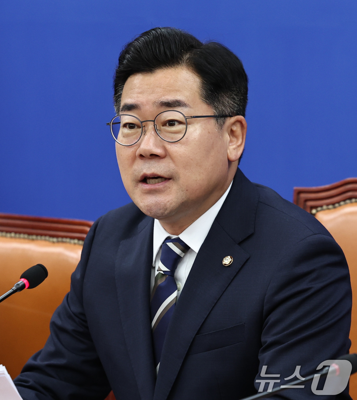 (서울=뉴스1) 구윤성 기자 = 박찬대 더불어민주당 대표 직무대행 겸 원내대표가 8일 오전 서울 여의도 국회에서열린 원내대표 취임 100일 기자간담회에서 모두발언을 하고 있다. 2 …