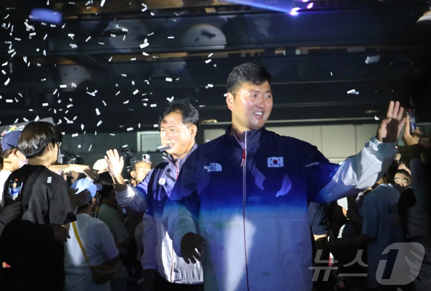 본문 이미지 - 2024 파리올림픽 남자 양궁 3관왕을 달성한 김우진 선수가 8일 청주시 청원구 동부창고에서 열린 양궁선수단 환영식에 시민들의 환대를 받으며 입장하고 있다.2024.08.08.ⓒ 뉴스1 박건영 기자 ⓒ News1 박건영 기자