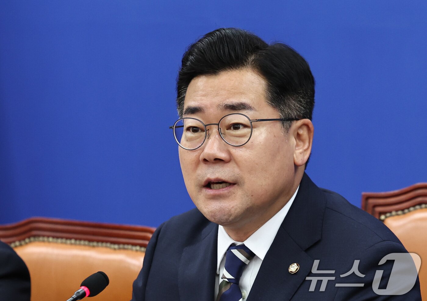 본문 이미지 - 박찬대 더불어민주당 대표 직무대행 겸 원내대표가 8일 오전 서울 여의도 국회에서열린 원내대표 취임 100일 기자간담회에서 모두발언을 하고 있다. 2024.8.8/뉴스1 ⓒ News1 구윤성 기자