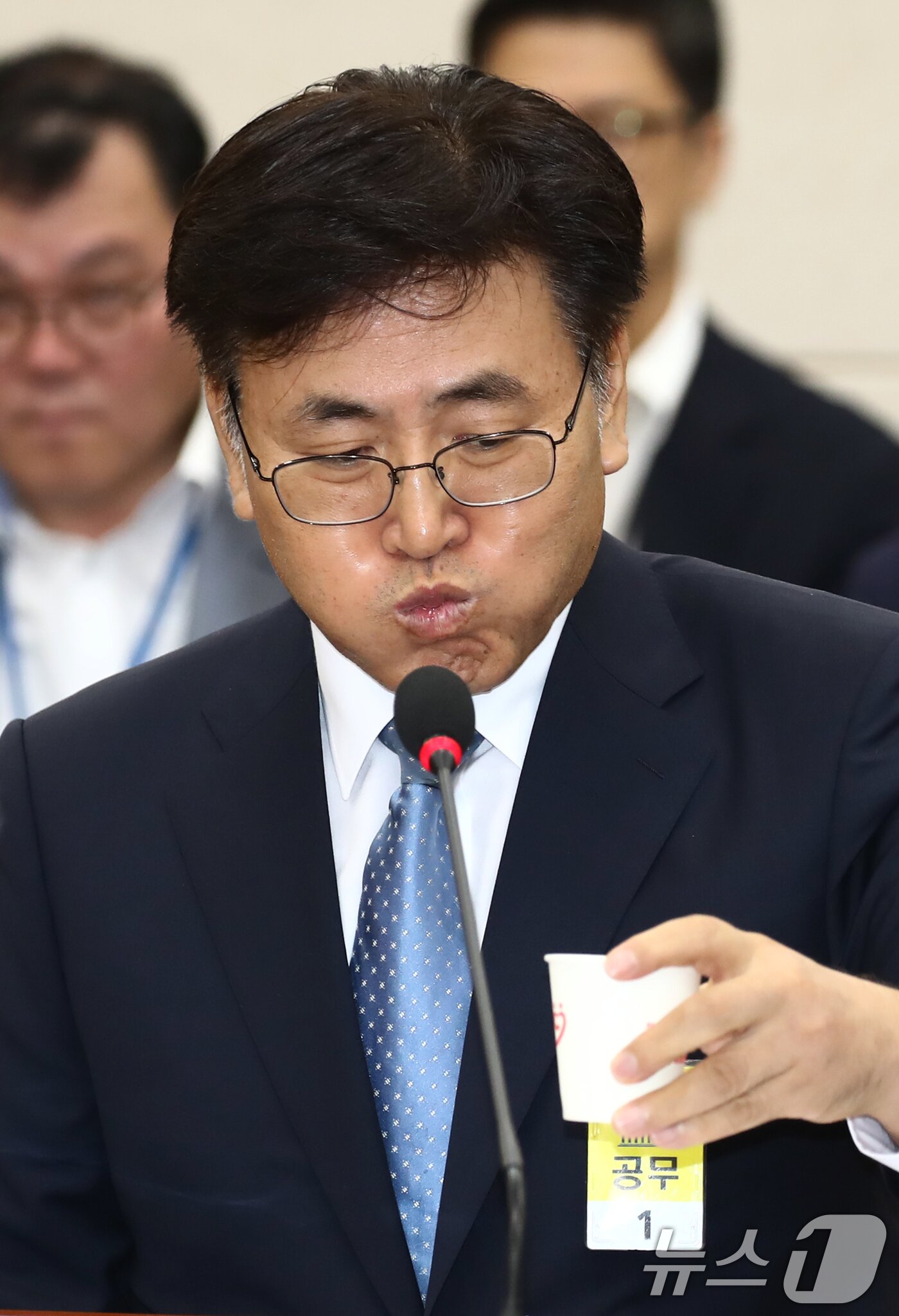 본문 이미지 - 유상임 과학기술정보통신부장관 후보자가 8일 오전 서울 여의도 국회 과학기술정보방송통신위원회 전체회의장에서 열린 인사청문회에 출석해 물을 마시고 있다. 2024.8.8/뉴스1 ⓒ News1 이광호 기자