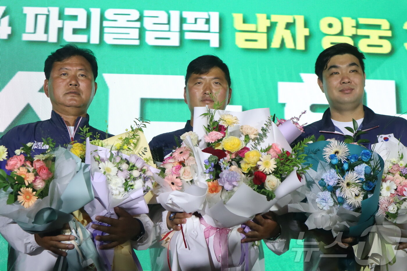 본문 이미지 - 2024 파리올림픽 남자 양궁 3관왕의 주역인 김우진 선수(가운데)와 홍승진 총감독(왼쪽), 임동현 코치가 8일 청주시 청원구 동부창고에서 열린 양궁선수단 환영식에 참석해 축하를 받고 있다.2024.08.08.ⓒ 뉴스1 박건영 기자 ⓒ News1 박건영 기자