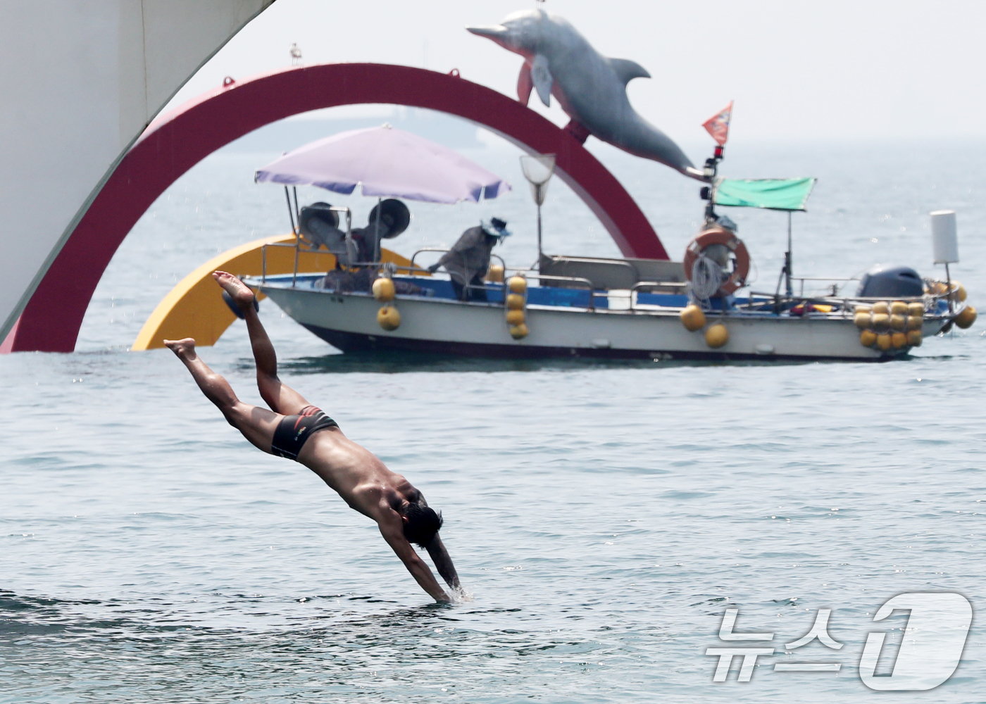 (부산=뉴스1) 윤일지 기자 = 찜통더위가 기승을 부린 8일 부산 서구 송도해수욕장에 설치된 다이빙대에서 이용자들이 다이빙하고 있다. 2024.8.8/뉴스1