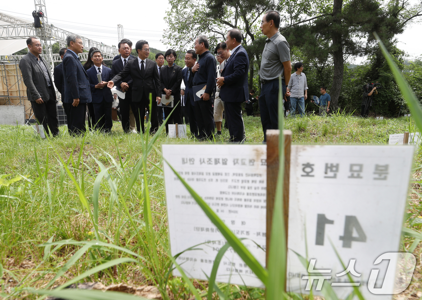 (안산=뉴스1) 김영운 기자 = 김동연 경기도지사가 8일 오전 경기 안산시 단원구 선감학원 공동묘역에서 열린 '선감학원 희생자 유해발굴 개토행사'를 마치고 공동묘역을 둘러보고 있다 …