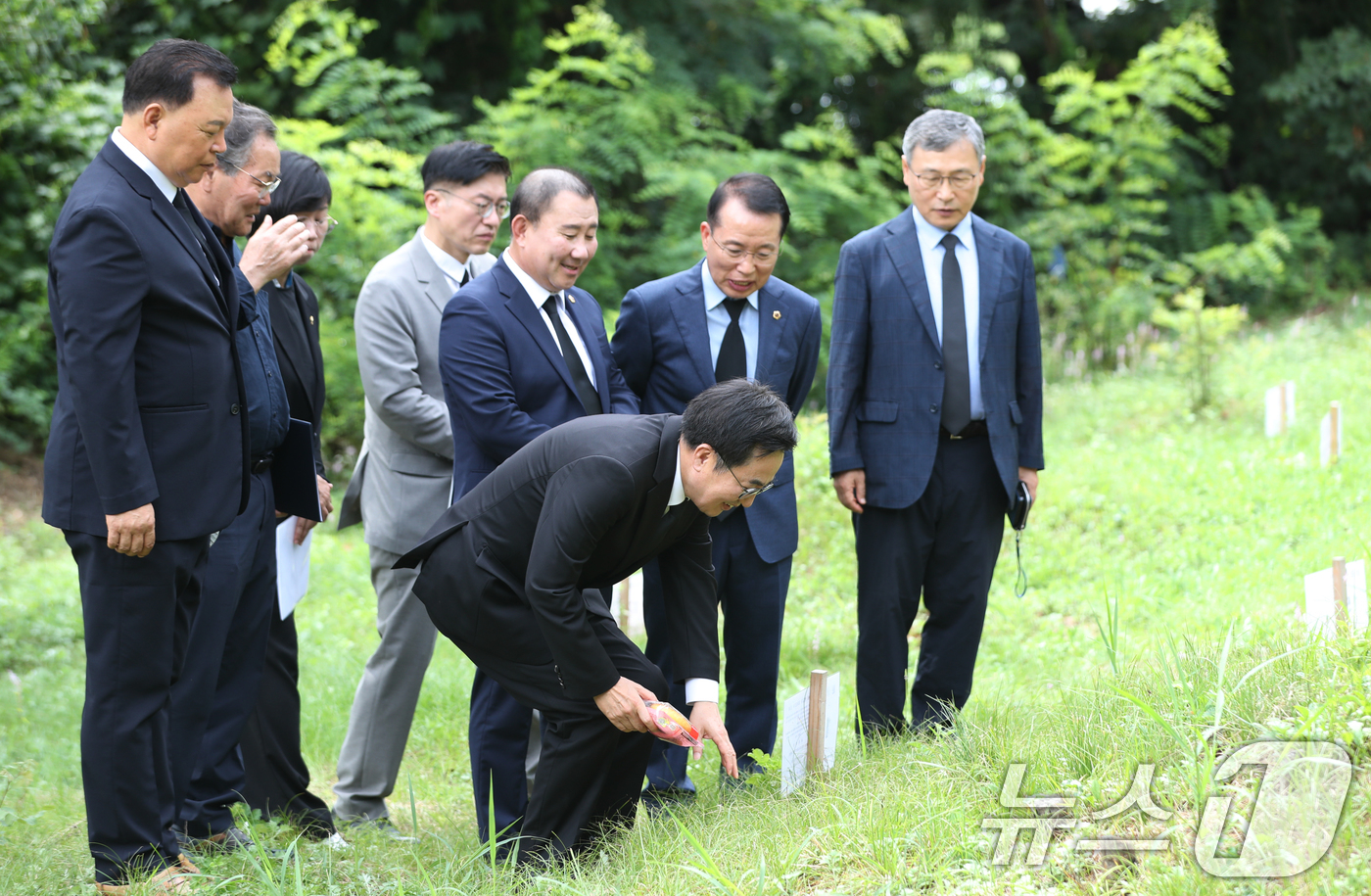 (안산=뉴스1) 김영운 기자 = 김동연 경기도지사가 8일 오전 경기 안산시 단원구 선감학원 공동묘역에서 열린 '선감학원 희생자 유해발굴 개토행사'를 마치고 공동묘역을 둘러보고 있다 …