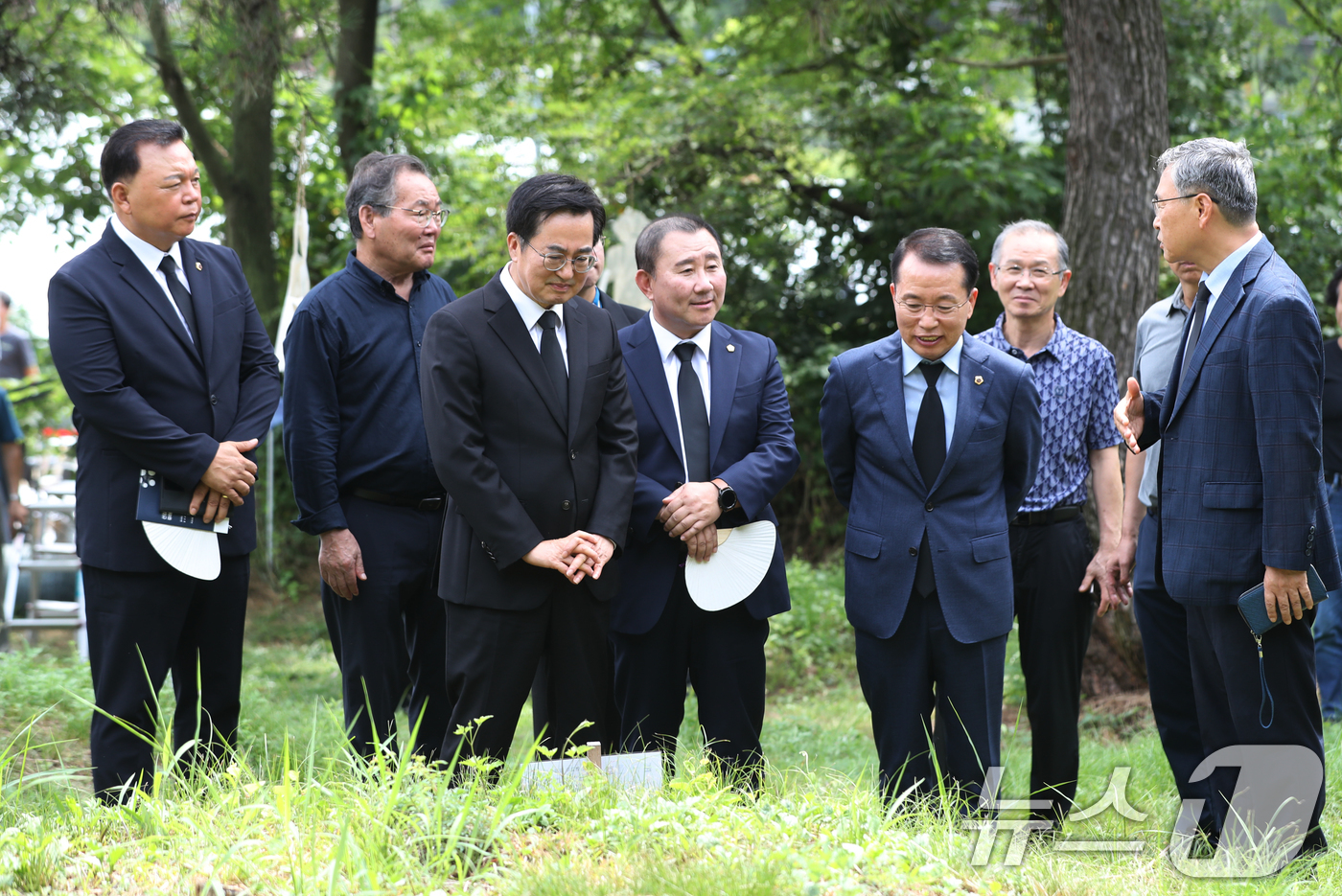 (안산=뉴스1) 김영운 기자 = 김동연 경기도지사가 8일 오전 경기 안산시 단원구 선감학원 공동묘역에서 열린 '선감학원 희생자 유해발굴 개토행사'를 마치고 공동묘역을 둘러보고 있다 …
