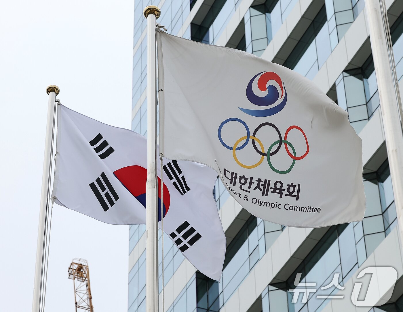 본문 이미지 - 대한체육회는 배드민턴 국가대표 안세영 선수의 발언과 관련해 외부 감사 전문가 4명, 체육회 법무팀장과 감사실장 등으로 구성된 조사위원회를 꾸려 대회 폐막 이후 조사에 착수하겠다고 밝혔다. 체육회는 안세영의 문제 제기가 부상 관리, 훈련 체계, 선수 보호 등의 포괄적인 내용을 담고 있어, 면담 등을 통해 문제점이 확인되면 배드민턴협회를 감사하겠다고 덧붙였다. 사진은 8일 서울 송파구 대한체육회. 2024.8.8/뉴스1 ⓒ News1 김진환 기자