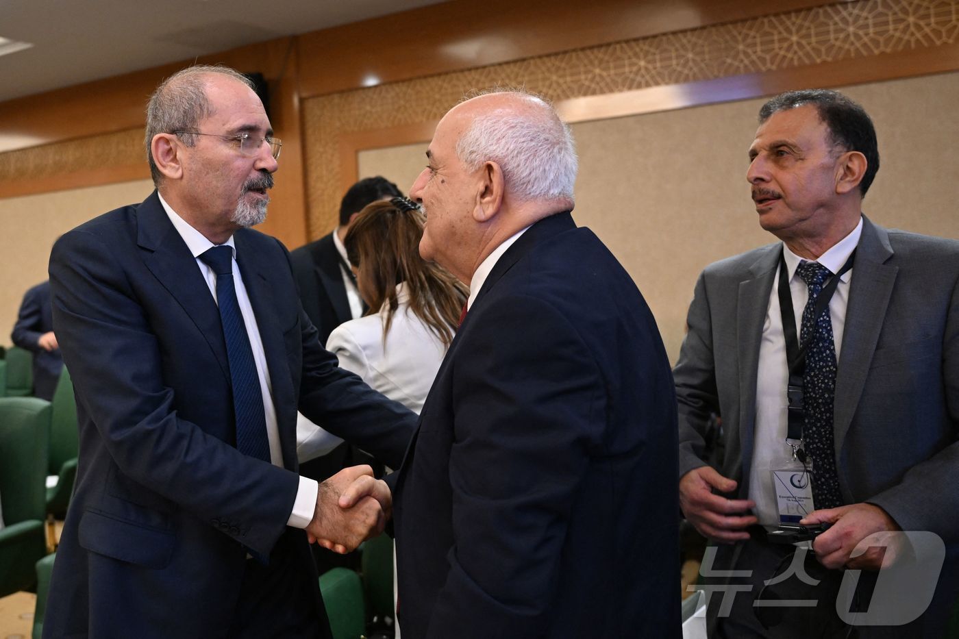본문 이미지 - 리야드 만수르 유엔 주재 팔레스타인 대사와 아이만 사파디 요르단 외교장관이 7일(현지시간) 사우디아라비아 제다에서 열린 이슬람 협력기구(OIC) 긴급회의에 참석해 악수를 하고 있다. 2024.08.08 ⓒ AFP=뉴스1 ⓒ News1 우동명 기자