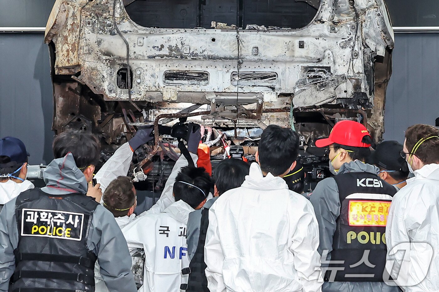 본문 이미지 - 국립과학수사연구원과 인천경찰청 과학수사대 조사관들이 8일 오전 인천 서구의 한 정비소에서 지난 1일 청라 아파트 지하주차장에서 화재로 전소된 전기차에 대한 2차 합동감식을 실시하고 있다. 이날 합동감식이 진행된 정비소에는 벤츠 측 관계자들도 찾아와 감식을 참관했다. 2024.8.8/뉴스1 ⓒ News1 민경석 기자