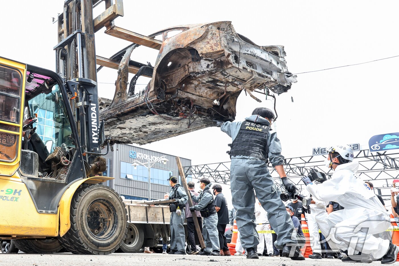 본문 이미지 - 국립과학수사연구원과 인천경찰청 과학수사대 조사관들이 8일 오전 인천 서구의 한 정비소에서 지난 1일 청라 아파트 지하주차장에서 화재로 전소된 전기차에 대한 2차 합동감식을 실시하고 있다.2024.8.8/뉴스1 ⓒ News1 민경석 기자