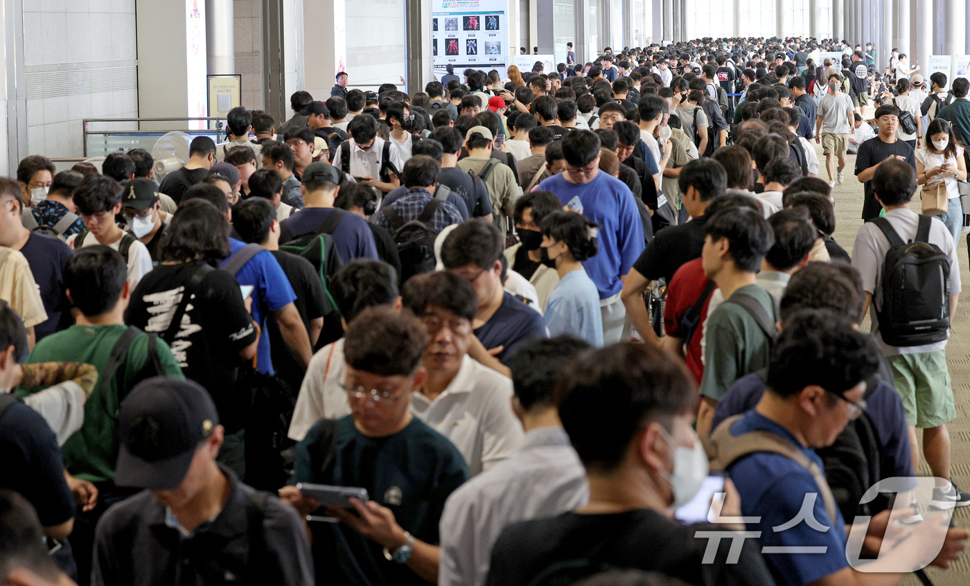 (서울=뉴스1) 장수영 기자 = 8일 오전 서울 강남구 코엑스에서 열린 '반다이남코 코리아 펀 엑스포 2024'를 찾은 관람객들이 전시장 입장을 위해 긴 줄을 서고 있다. 2024 …