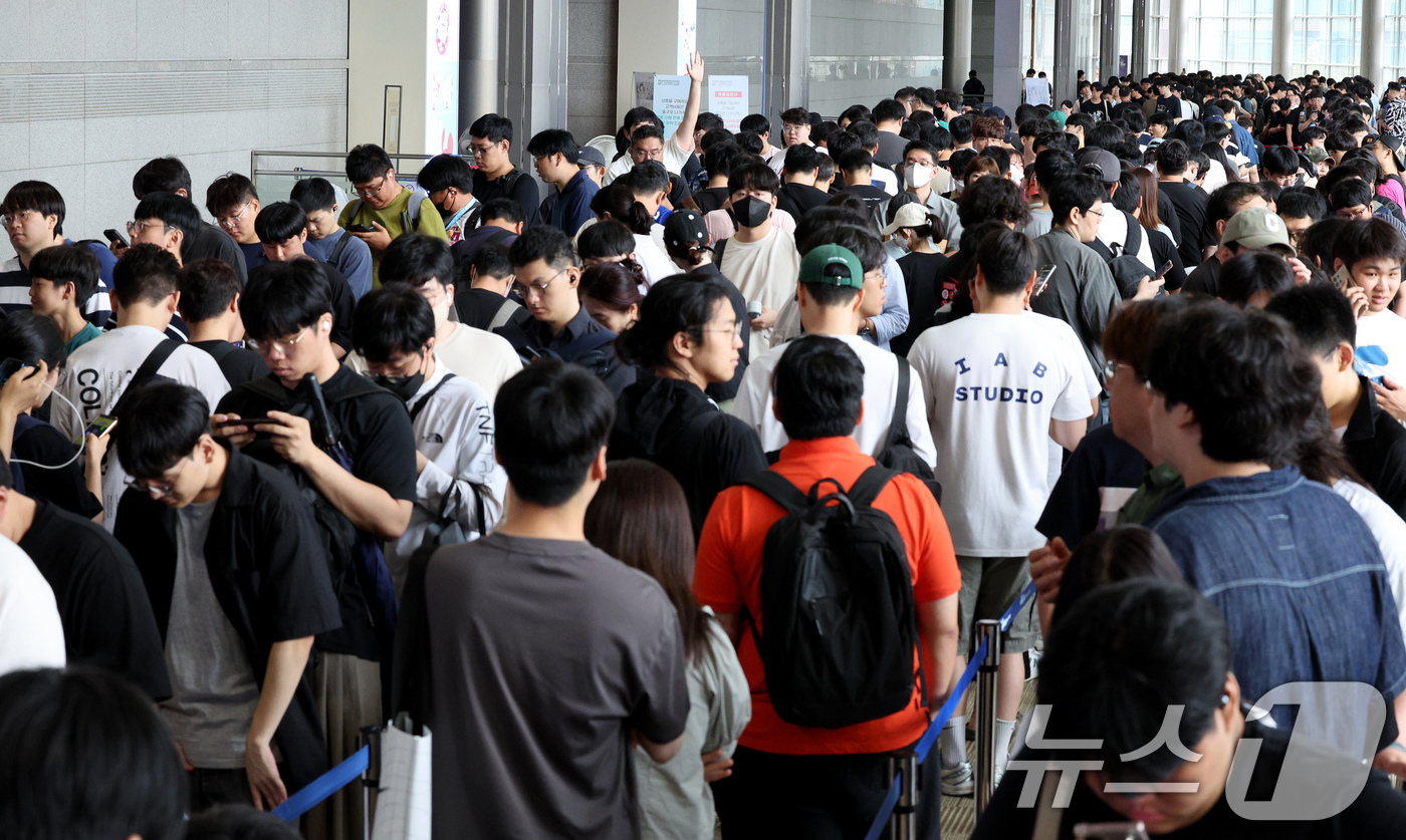 (서울=뉴스1) 장수영 기자 = 8일 오전 서울 강남구 코엑스에서 열린 '반다이남코 코리아 펀 엑스포 2024'를 찾은 관람객들이 전시장 입장을 위해 긴 줄을 서고 있다. 2024 …