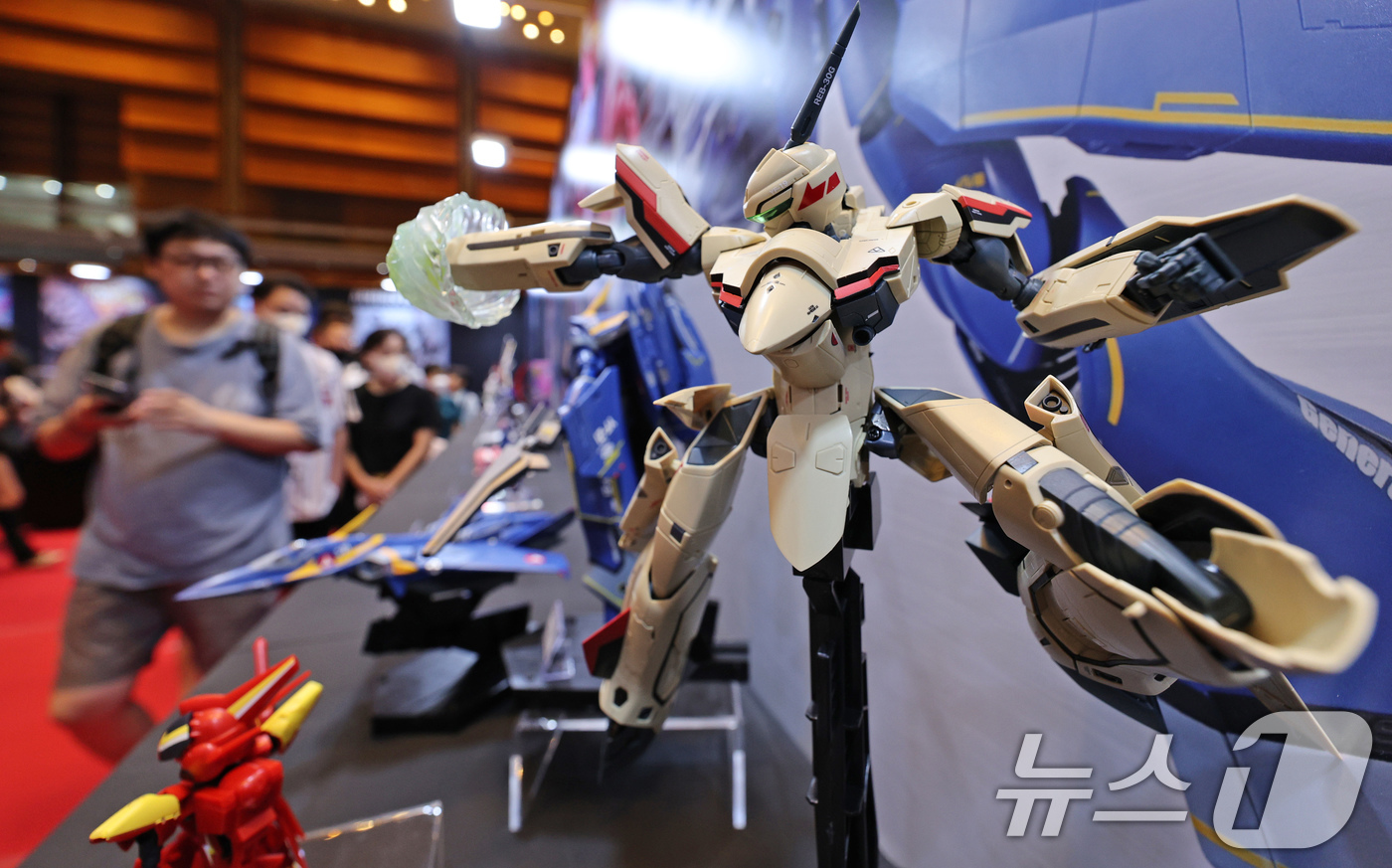 (서울=뉴스1) 장수영 기자 = 8일 오전 서울 강남구 코엑스에서 열린 '반다이남코 코리아 펀 엑스포 2024'를 찾은 관람객이 전시된 프라모델을 살펴보고 있다. 2024.8.8/ …
