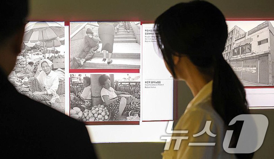 본문 이미지 - 김건희 여사가 지난 7일 부산근현대역사관에서 문진우 사진가의 근현대 사진을 둘러보고 있다. 윤석열 대통령과 함께 여름휴가를 보내고 있는 부인 김건희 여사가 부산을 이틀 연속 방문한 것으로 전해졌다. 앞서 지난 6일 김 여사는 부산 '명란브랜드연구소'와 깡통시장을 방문했다. (대통령실 제공) 2024.8.8/뉴스1 ⓒ News1 박지혜 기자