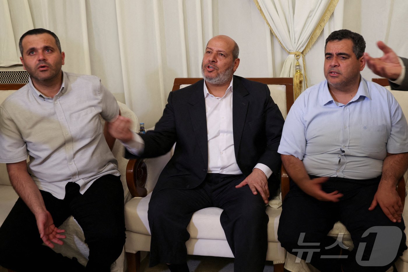 본문 이미지 - 칼릴 알하야가 카타르 도하에서 엄수된 지도자였던 이스마일 하니예의 추모식에 참석해 발언하고 있다. ⓒ 로이터=뉴스1 ⓒ News1 강민경 기자