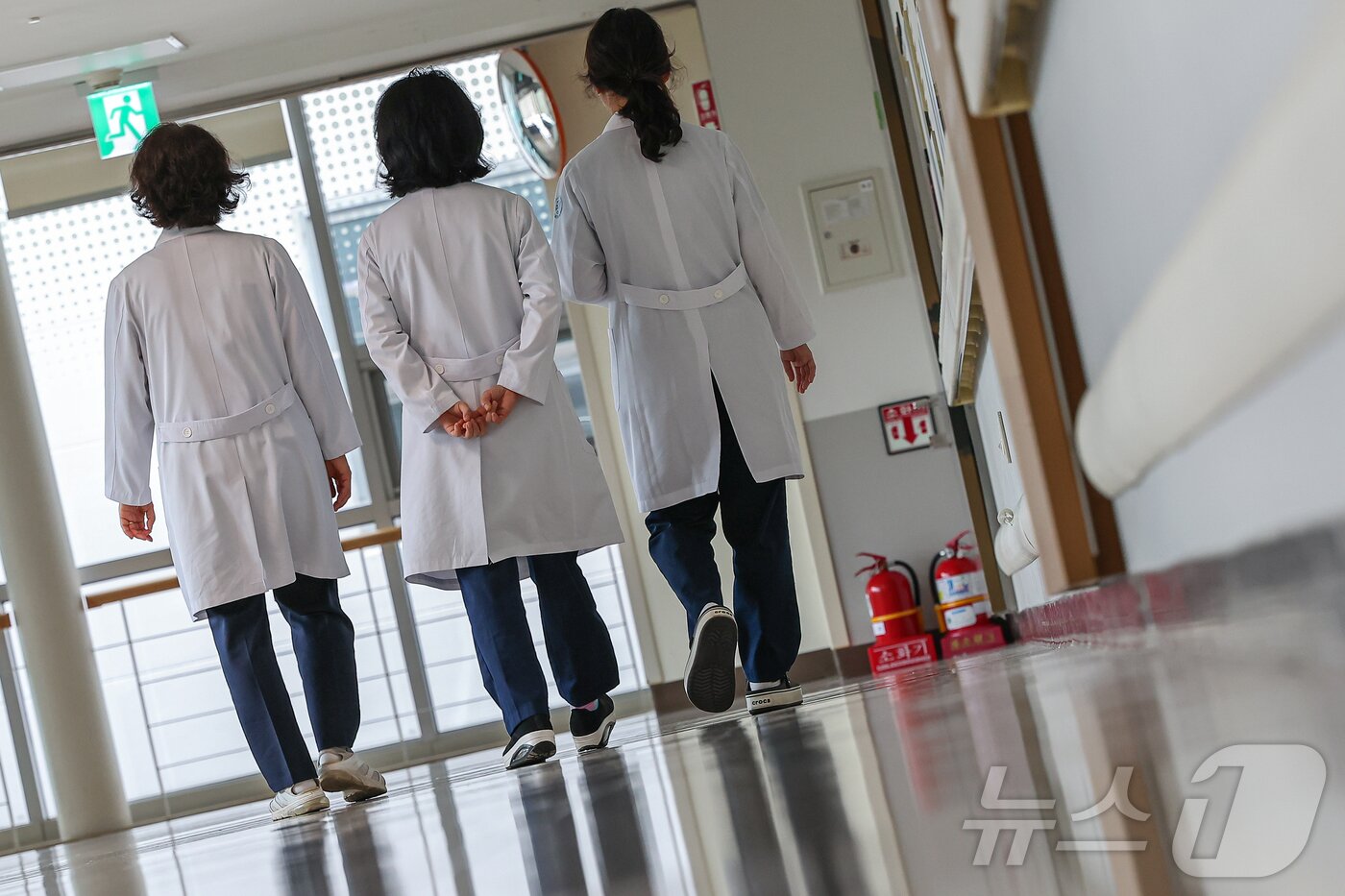 본문 이미지 - 정부가 전공의 복귀 대책으로 내놓은 '하반기 전공의 모집'의 지원율이 1%대에 그치자 9일부터 전공의 모집을 재개하기로 했다. 지난 7일 보건복지부는 '의사 집단행동 중앙안전재난대책본부'(중대본) 브리핑을 열고 "전공의가 복귀할 수 있는 기회를 최대한 제공하기 위해 모집기간을 연장하기로 했다＂고 밝혔다. 8일 서울 시내 한 대형병원에서 의료진이 발걸음을 옮기고 있다. 2024.8.8/뉴스1 ⓒ News1 김도우 기자