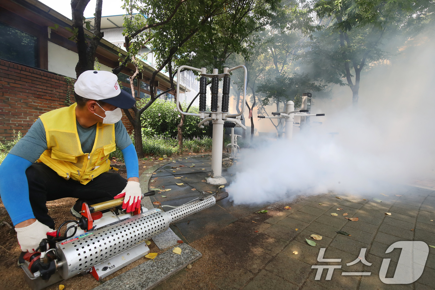 (대구=뉴스1) 공정식 기자 = 전국에 말라리아 경보가 발령된 가운데 8일 오전 대구 남구 무궁화어린이공원에서 남구청·남구보건소 합동방역반 관계자들이 각종 감염병 매개체인 모기 등 …