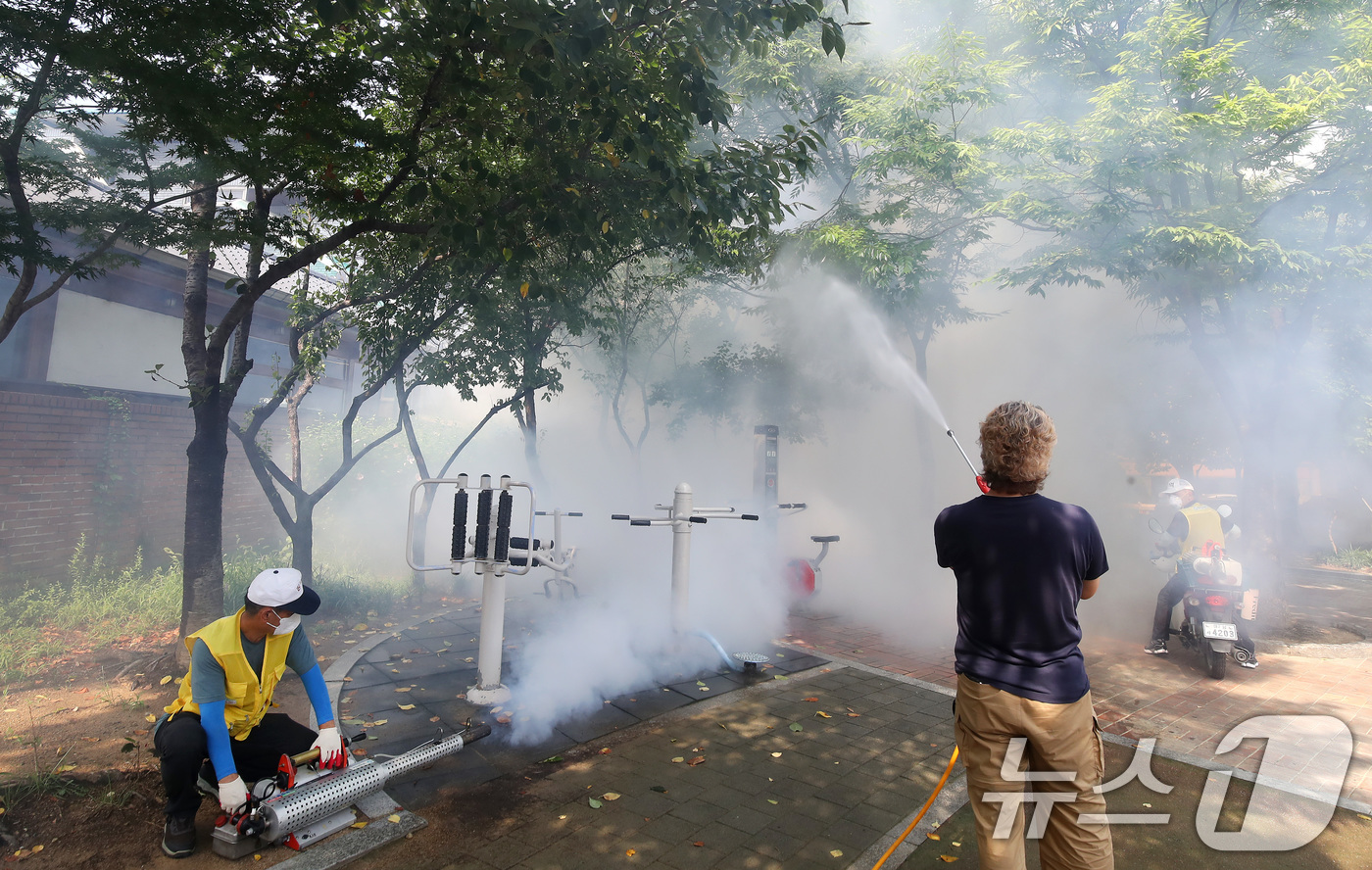 (대구=뉴스1) 공정식 기자 = 전국에 말라리아 경보가 발령된 가운데 8일 오전 대구 남구 무궁화어린이공원에서 남구청·남구보건소 합동방역반 관계자들이 각종 감염병 매개체인 모기 등 …